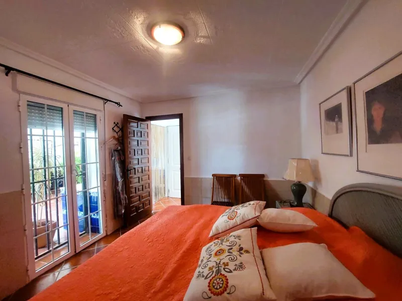 VILLA MEDITERRANEA A 400 METROS DE PLAYA. CON 3.000 M2 DE PARCELA Y 315 M2 DE CASA. 5 DORM. 2 BAÑOS.