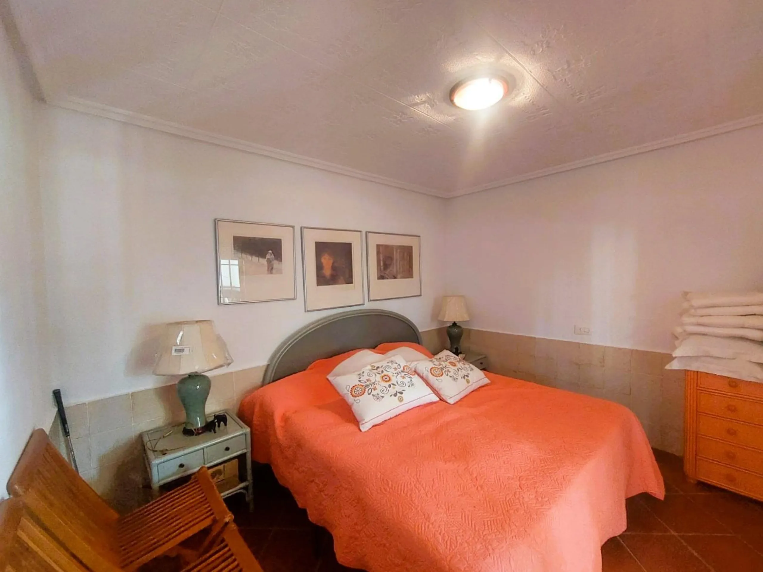 VILLA MEDITERRANEA A 400 METROS DE PLAYA. CON 3.000 M2 DE PARCELA Y 315 M2 DE CASA. 5 DORM. 2 BAÑOS.