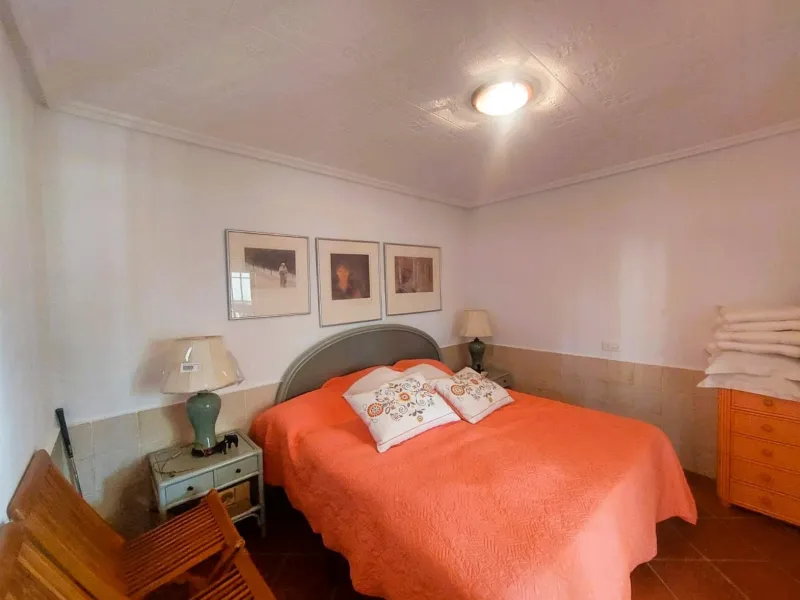 VILLA MEDITERRANEA A 400 METROS DE PLAYA. CON 3.000 M2 DE PARCELA Y 315 M2 DE CASA. 5 DORM. 2 BAÑOS.