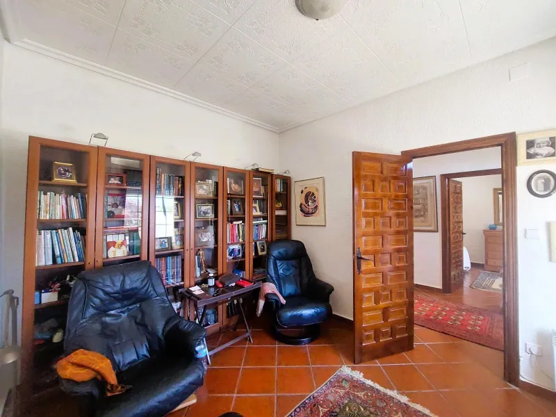 VILLA MEDITERRANEA A 400 METROS DE PLAYA. CON 3.000 M2 DE PARCELA Y 315 M2 DE CASA. 5 DORM. 2 BAÑOS.