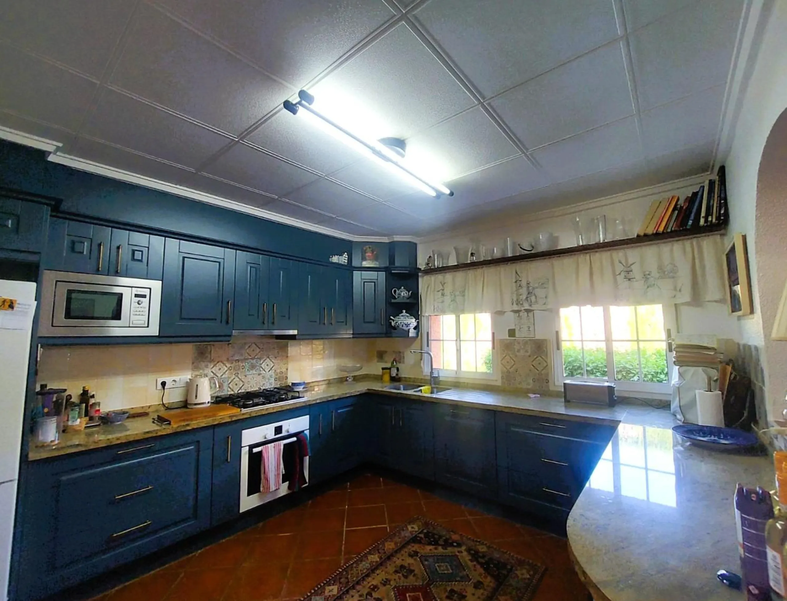 VILLA MEDITERRANEA A 400 METROS DE PLAYA. CON 3.000 M2 DE PARCELA Y 315 M2 DE CASA. 5 DORM. 2 BAÑOS.