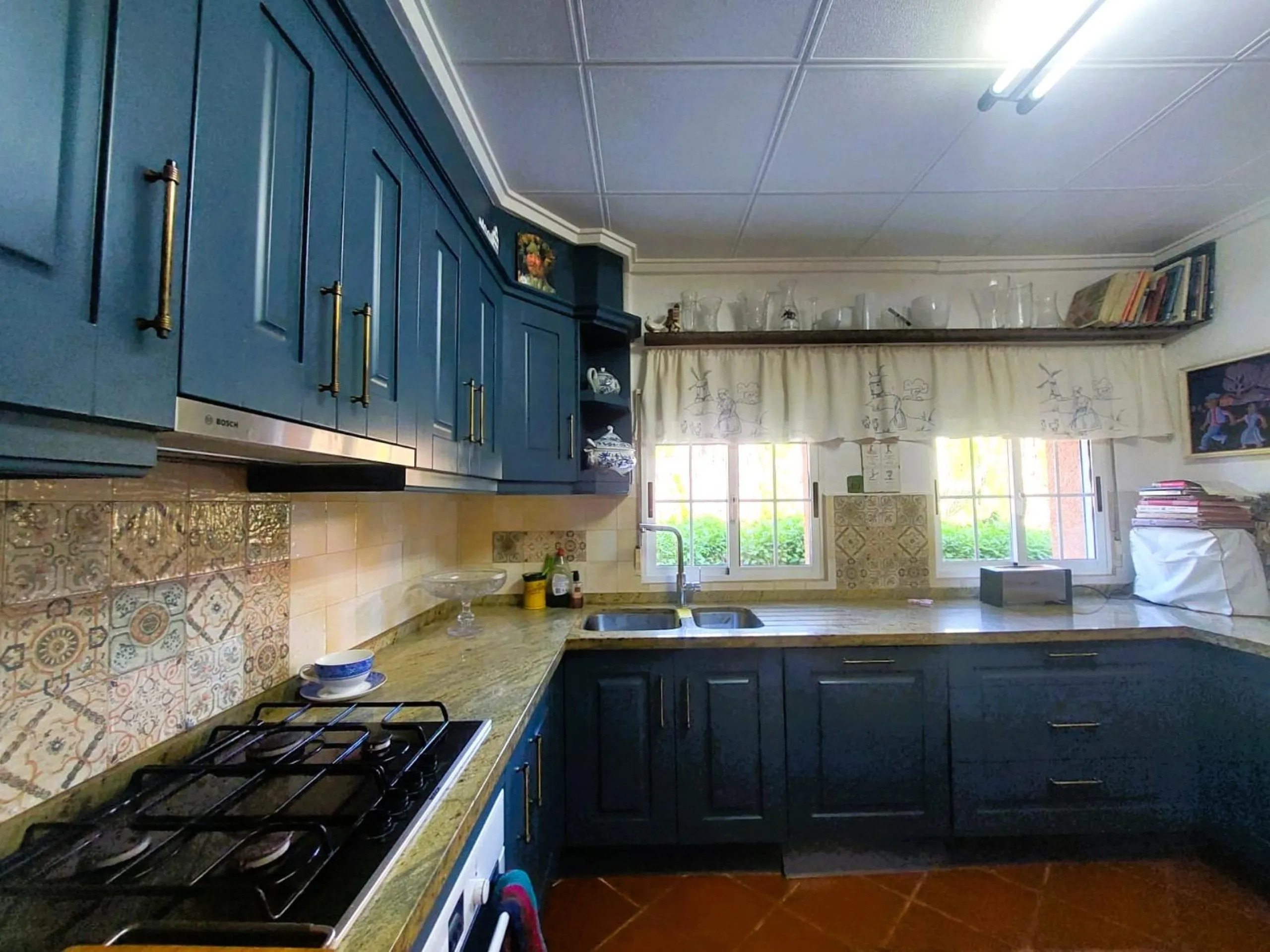 VILLA MEDITERRANEA A 400 METROS DE PLAYA. CON 3.000 M2 DE PARCELA Y 315 M2 DE CASA. 5 DORM. 2 BAÑOS.