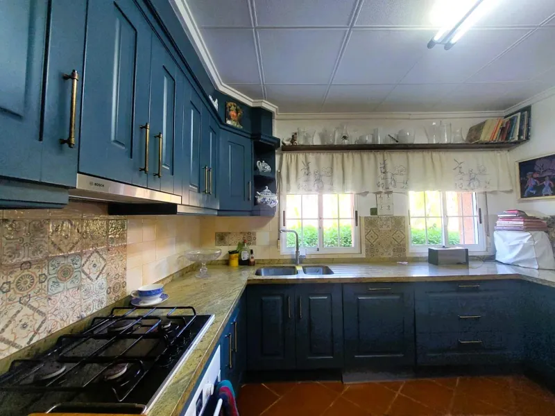 VILLA MEDITERRANEA A 400 METROS DE PLAYA. CON 3.000 M2 DE PARCELA Y 315 M2 DE CASA. 5 DORM. 2 BAÑOS.