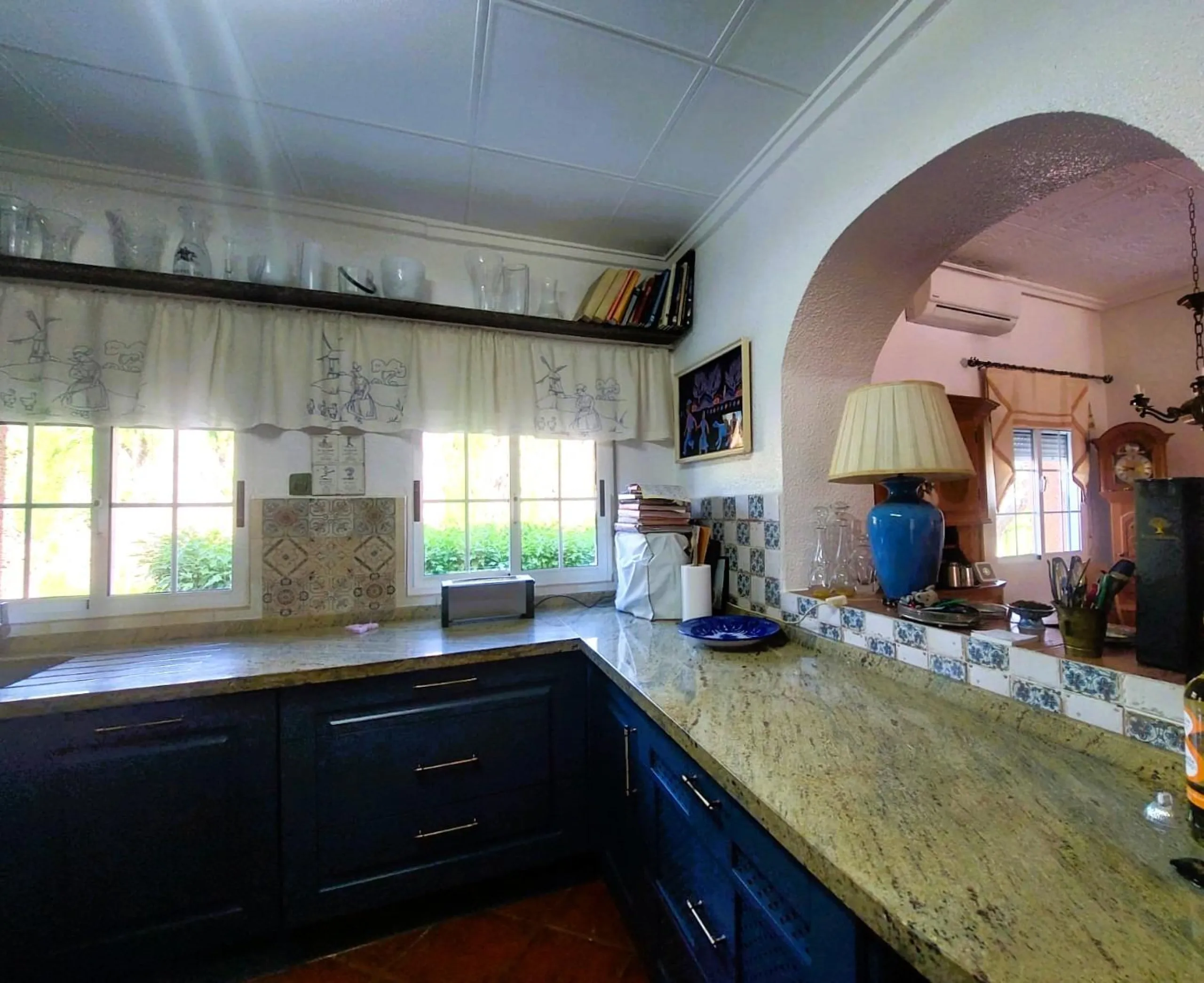 VILLA MEDITERRANEA A 400 METROS DE PLAYA. CON 3.000 M2 DE PARCELA Y 315 M2 DE CASA. 5 DORM. 2 BAÑOS.