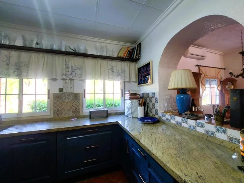 VILLA MEDITERRANEA A 400 METROS DE PLAYA. CON 3.000 M2 DE PARCELA Y 315 M2 DE CASA. 5 DORM. 2 BAÑOS.