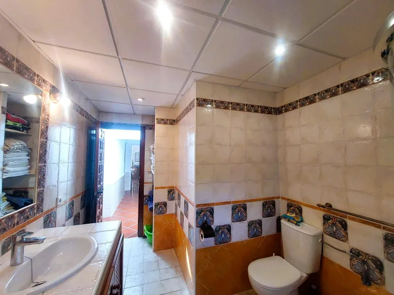 VILLA MEDITERRANEA A 400 METROS DE PLAYA. CON 3.000 M2 DE PARCELA Y 315 M2 DE CASA. 5 DORM. 2 BAÑOS.