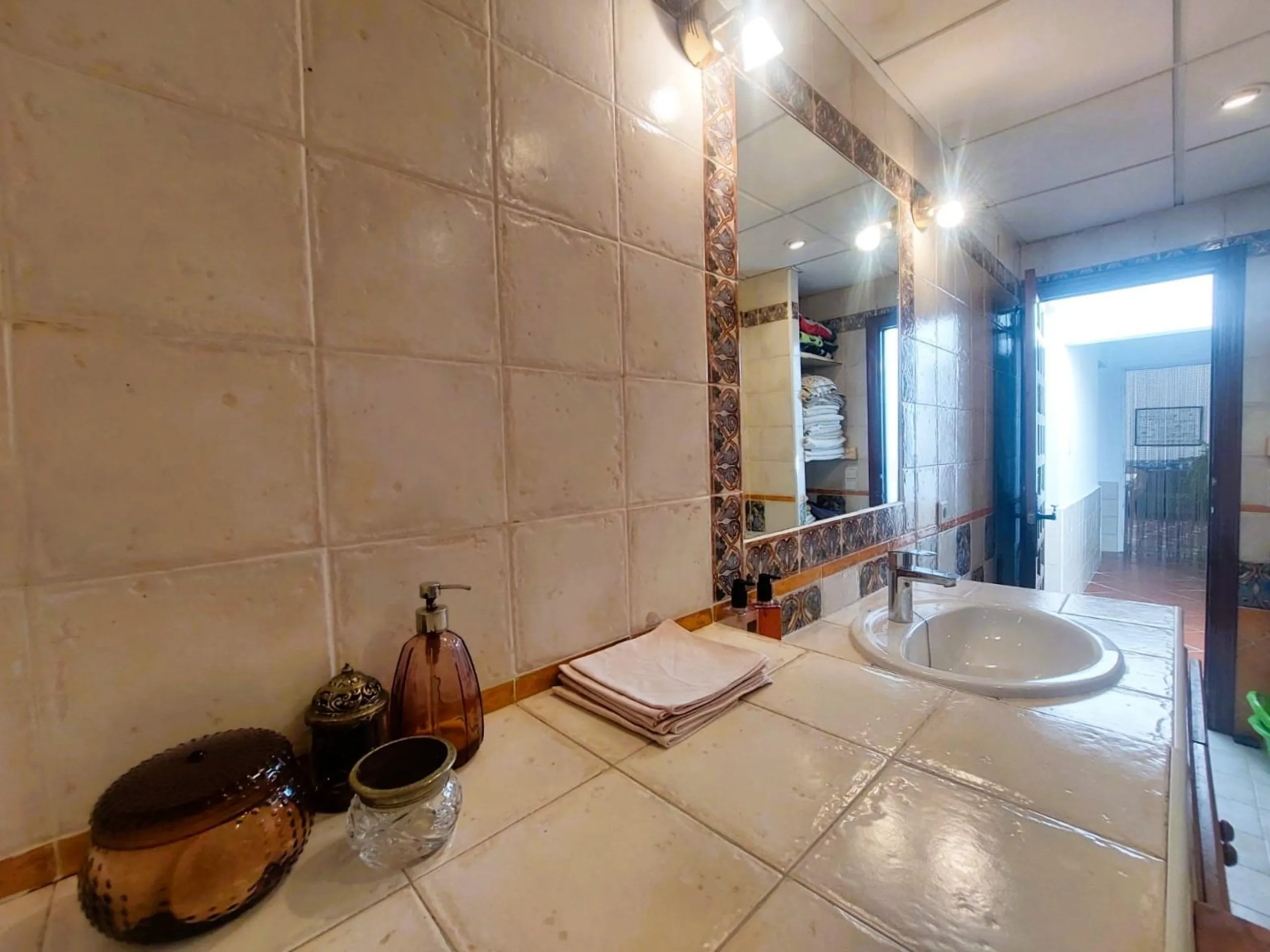 VILLA MEDITERRANEA A 400 METROS DE PLAYA. CON 3.000 M2 DE PARCELA Y 315 M2 DE CASA. 5 DORM. 2 BAÑOS.