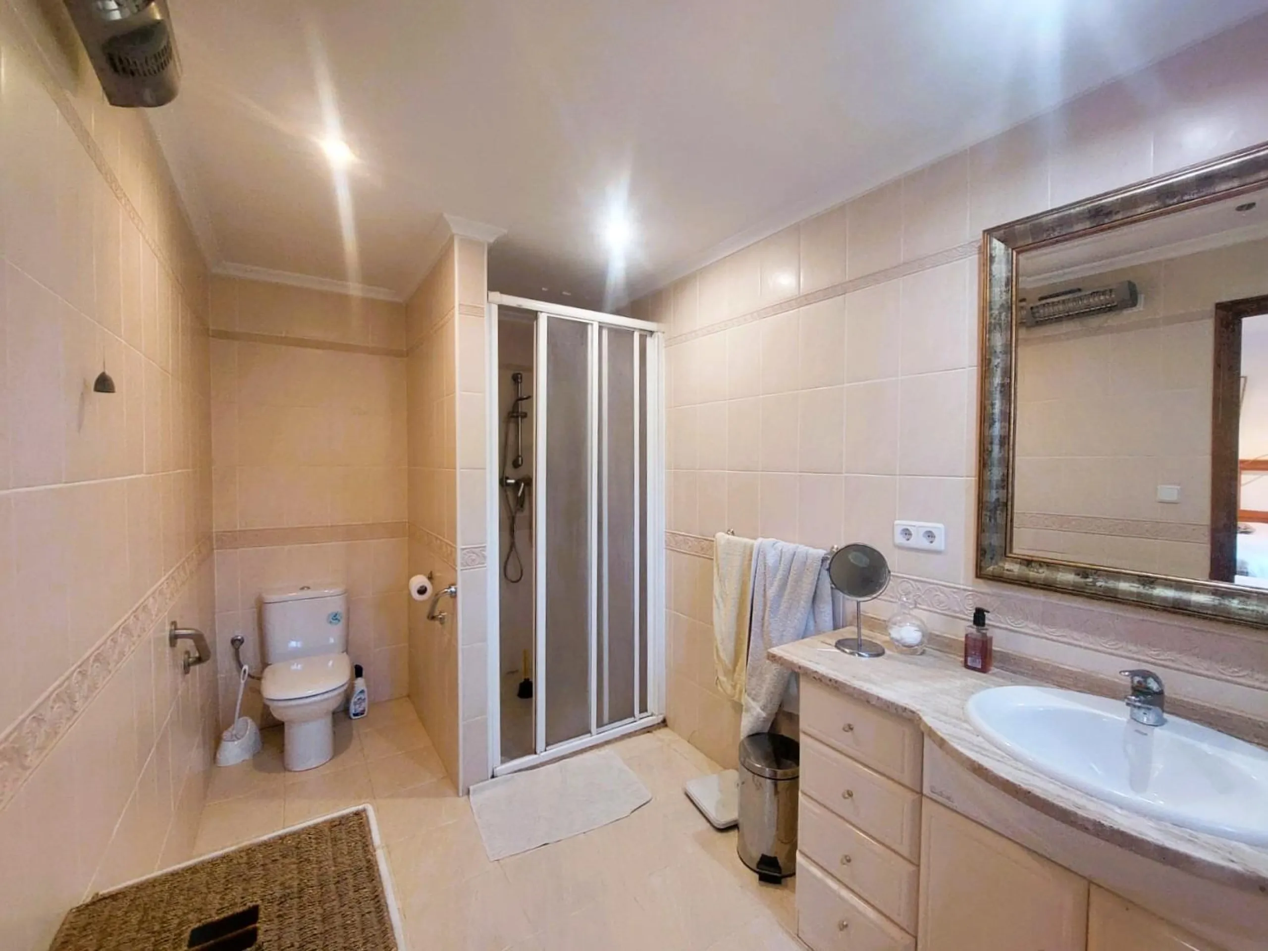 VILLA MEDITERRANEA A 400 METROS DE PLAYA. CON 3.000 M2 DE PARCELA Y 315 M2 DE CASA. 5 DORM. 2 BAÑOS.
