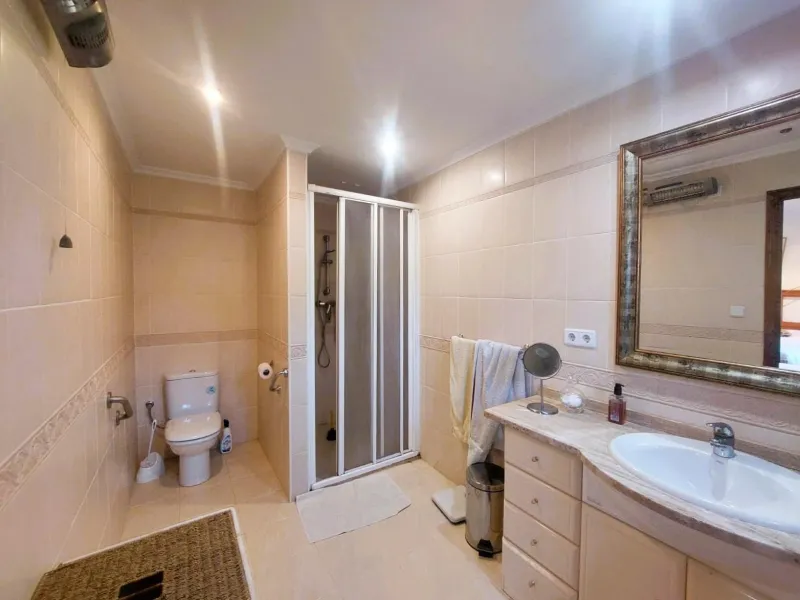 VILLA MEDITERRANEA A 400 METROS DE PLAYA. CON 3.000 M2 DE PARCELA Y 315 M2 DE CASA. 5 DORM. 2 BAÑOS.
