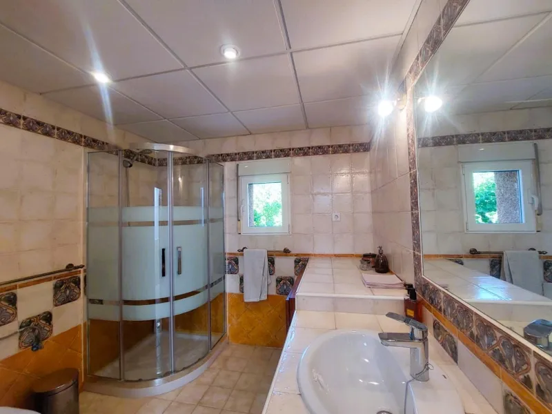 VILLA MEDITERRANEA A 400 METROS DE PLAYA. CON 3.000 M2 DE PARCELA Y 315 M2 DE CASA. 5 DORM. 2 BAÑOS.
