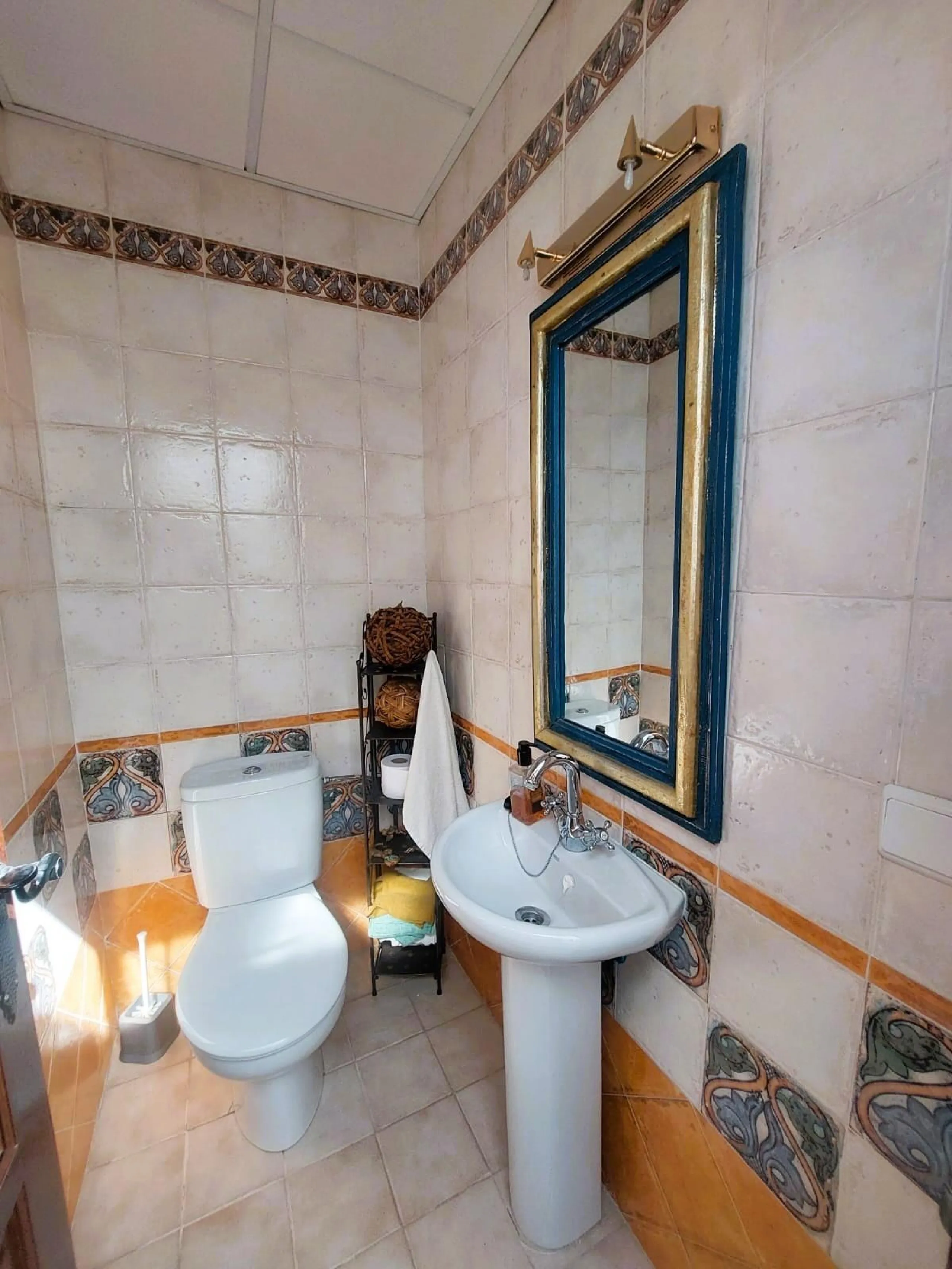 VILLA MEDITERRANEA A 400 METROS DE PLAYA. CON 3.000 M2 DE PARCELA Y 315 M2 DE CASA. 5 DORM. 2 BAÑOS.