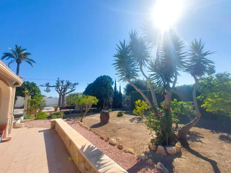 VILLA MEDITERRANEA A 400 METROS DE PLAYA. CON 3.000 M2 DE PARCELA Y 315 M2 DE CASA. 5 DORM. 2 BAÑOS.