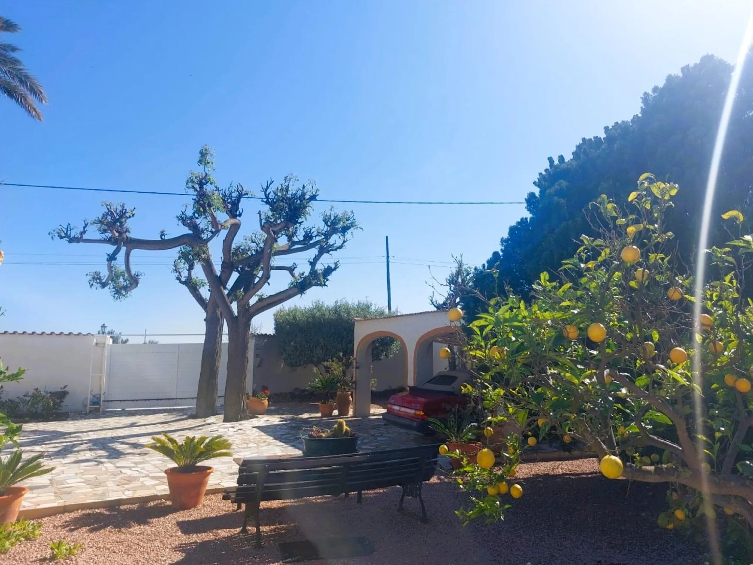 VILLA MEDITERRANEA A 400 METROS DE PLAYA. CON 3.000 M2 DE PARCELA Y 315 M2 DE CASA. 5 DORM. 2 BAÑOS.