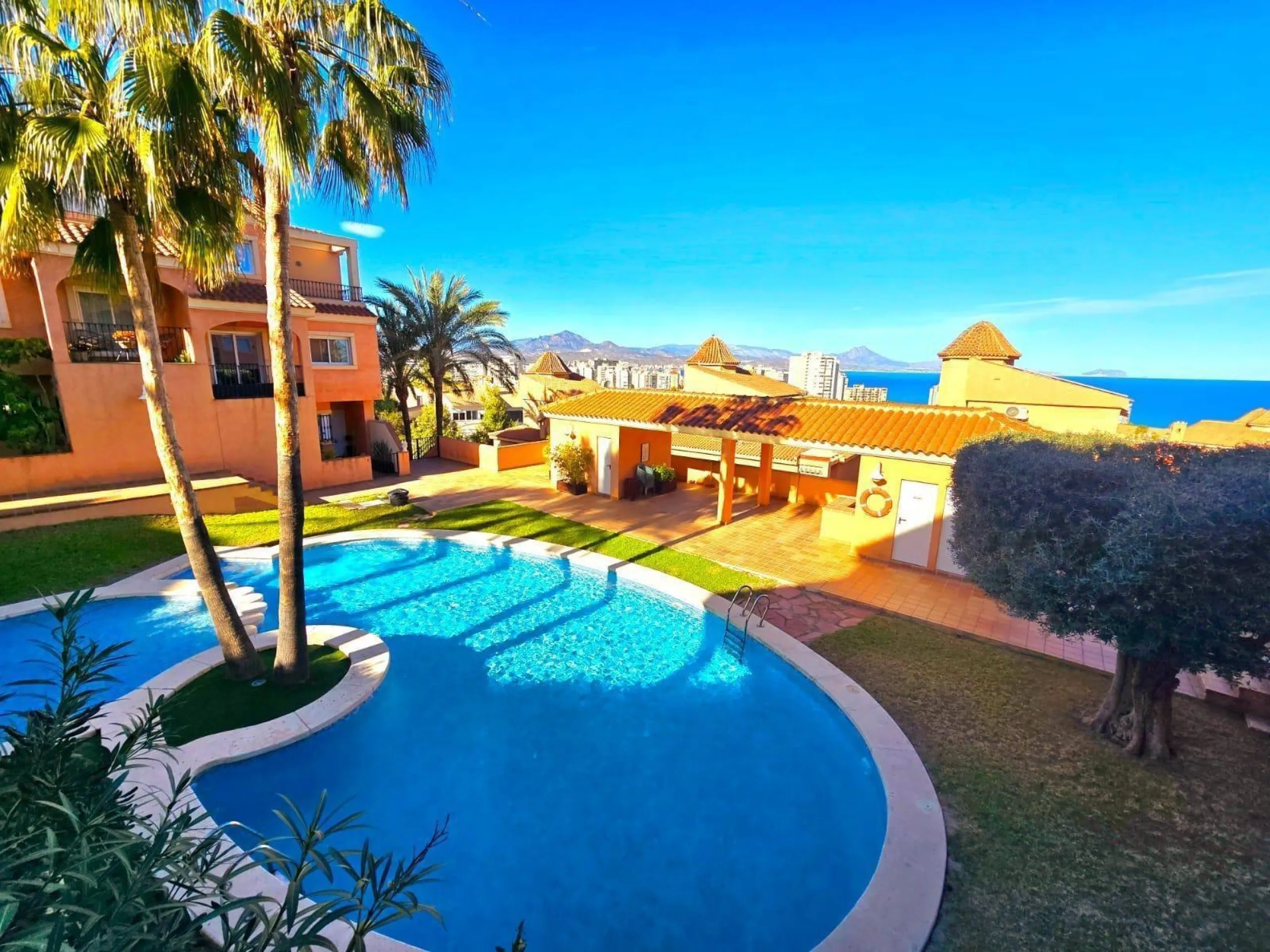 EXCLUSIVO CHALET ADOSADO EN CABO HUERTAS A TAN SOLO 5 MINUTOS DE LA ARENA