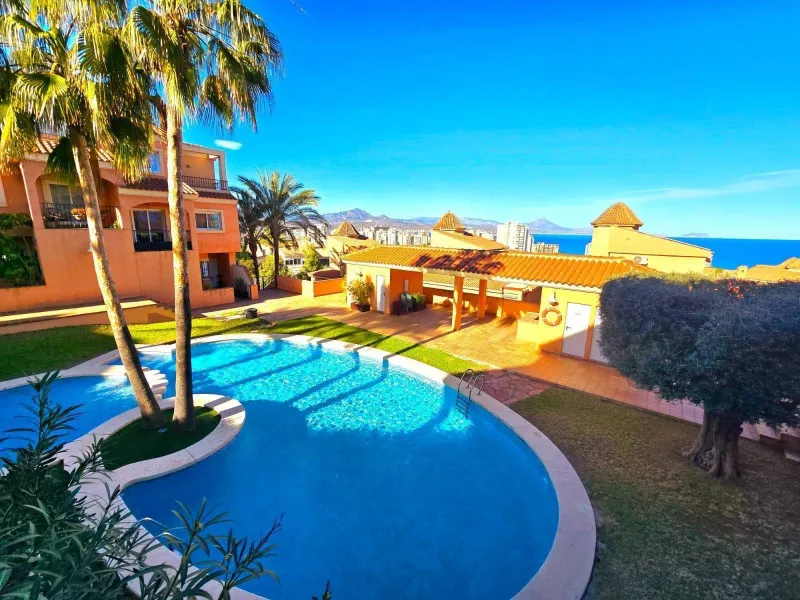 EXCLUSIVO CHALET ADOSADO EN CABO HUERTAS A TAN SOLO 5 MINUTOS DE LA ARENA