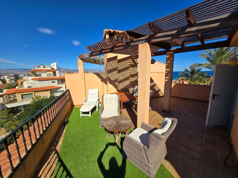 EXCLUSIVO CHALET ADOSADO EN CABO HUERTAS A TAN SOLO 5 MINUTOS DE LA ARENA