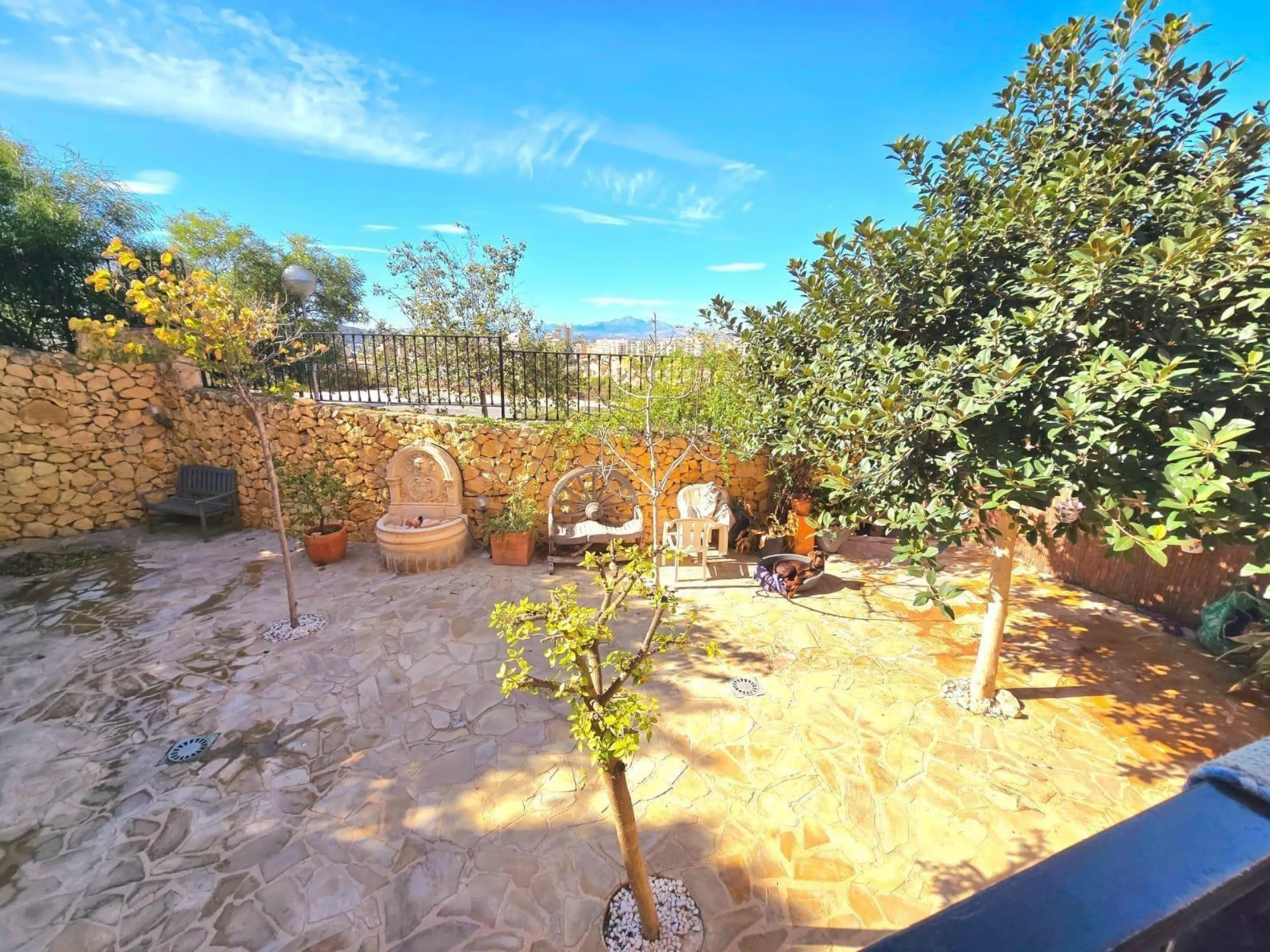 EXCLUSIVO CHALET ADOSADO EN CABO HUERTAS A TAN SOLO 5 MINUTOS DE LA ARENA