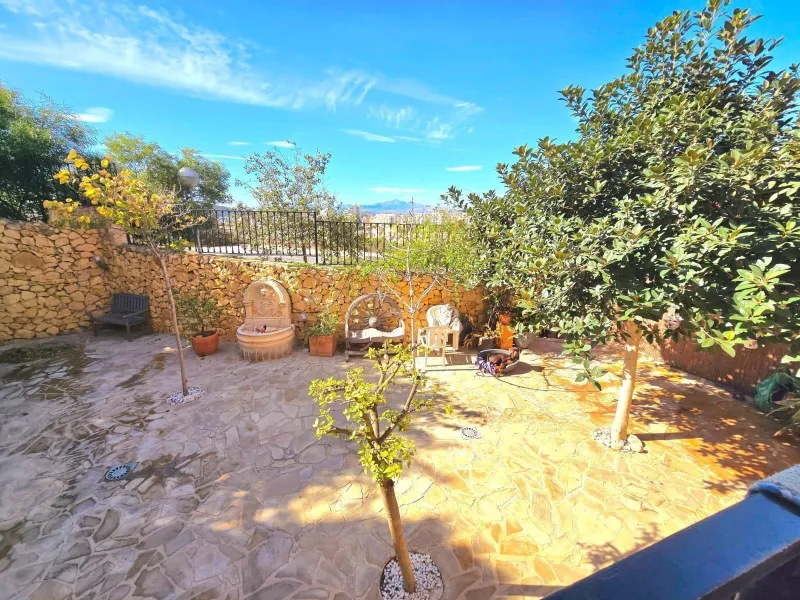EXCLUSIVO CHALET ADOSADO EN CABO HUERTAS A TAN SOLO 5 MINUTOS DE LA ARENA