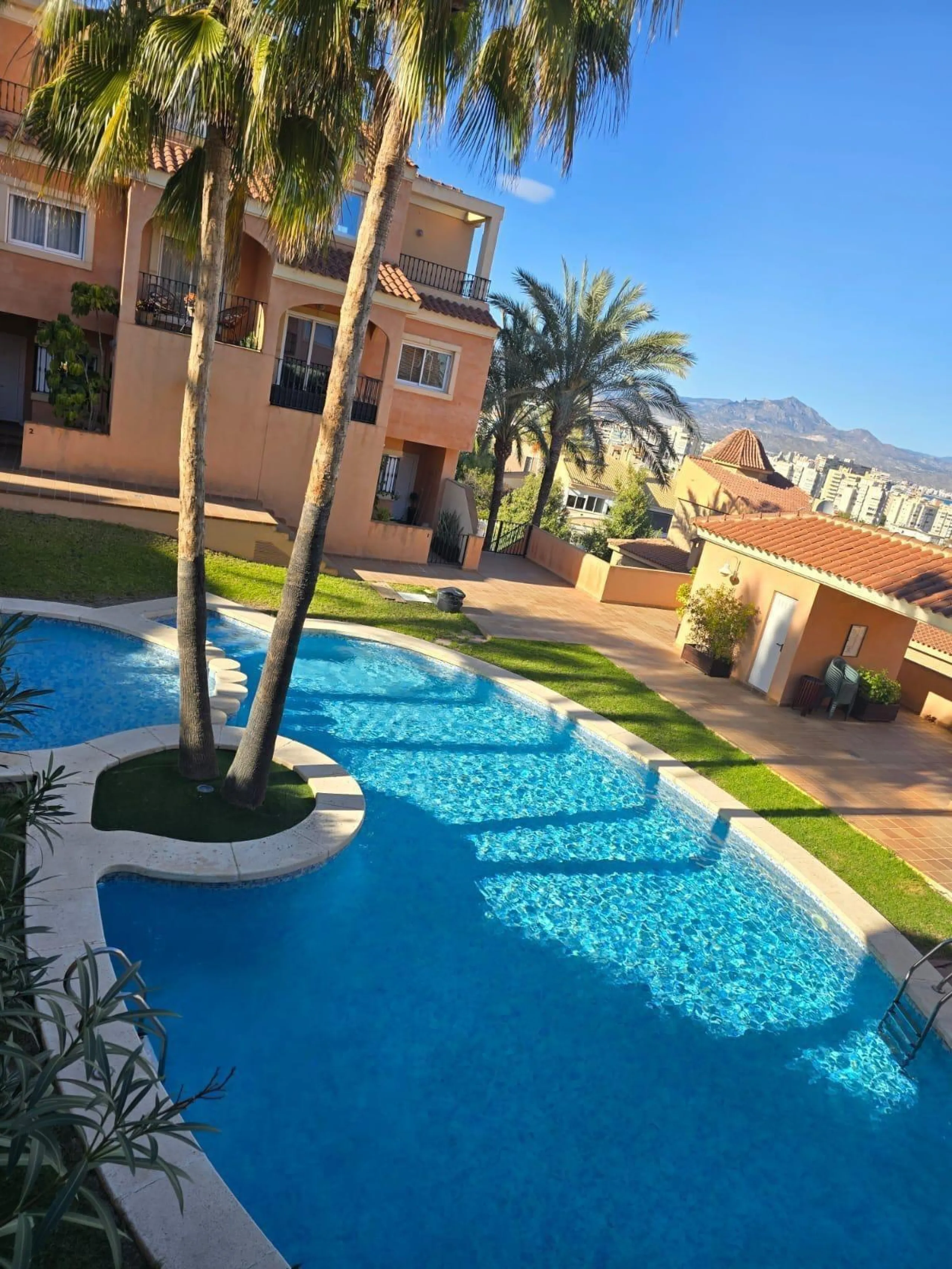 EXCLUSIVO CHALET ADOSADO EN CABO HUERTAS A TAN SOLO 5 MINUTOS DE LA ARENA
