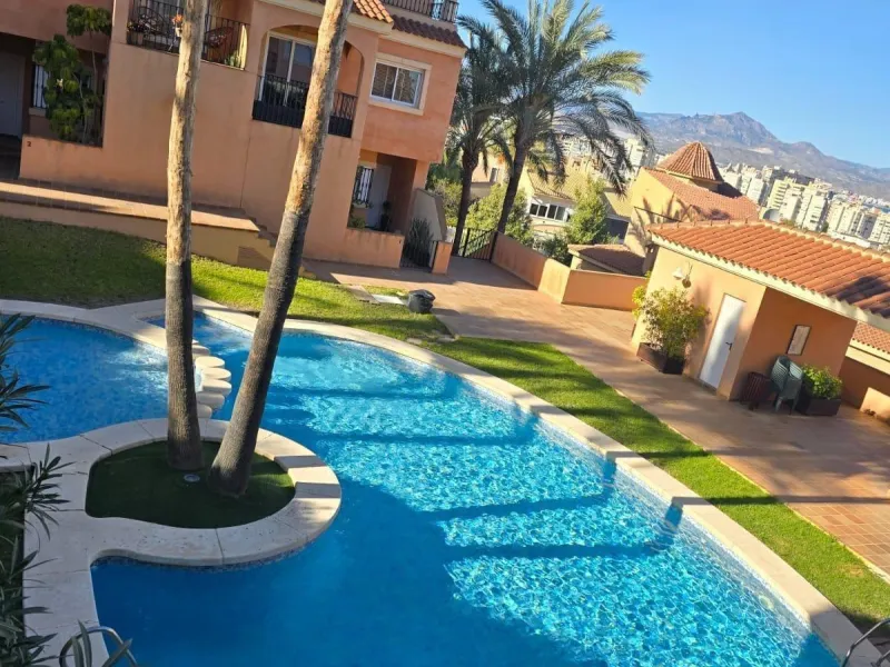 EXCLUSIVO CHALET ADOSADO EN CABO HUERTAS A TAN SOLO 5 MINUTOS DE LA ARENA