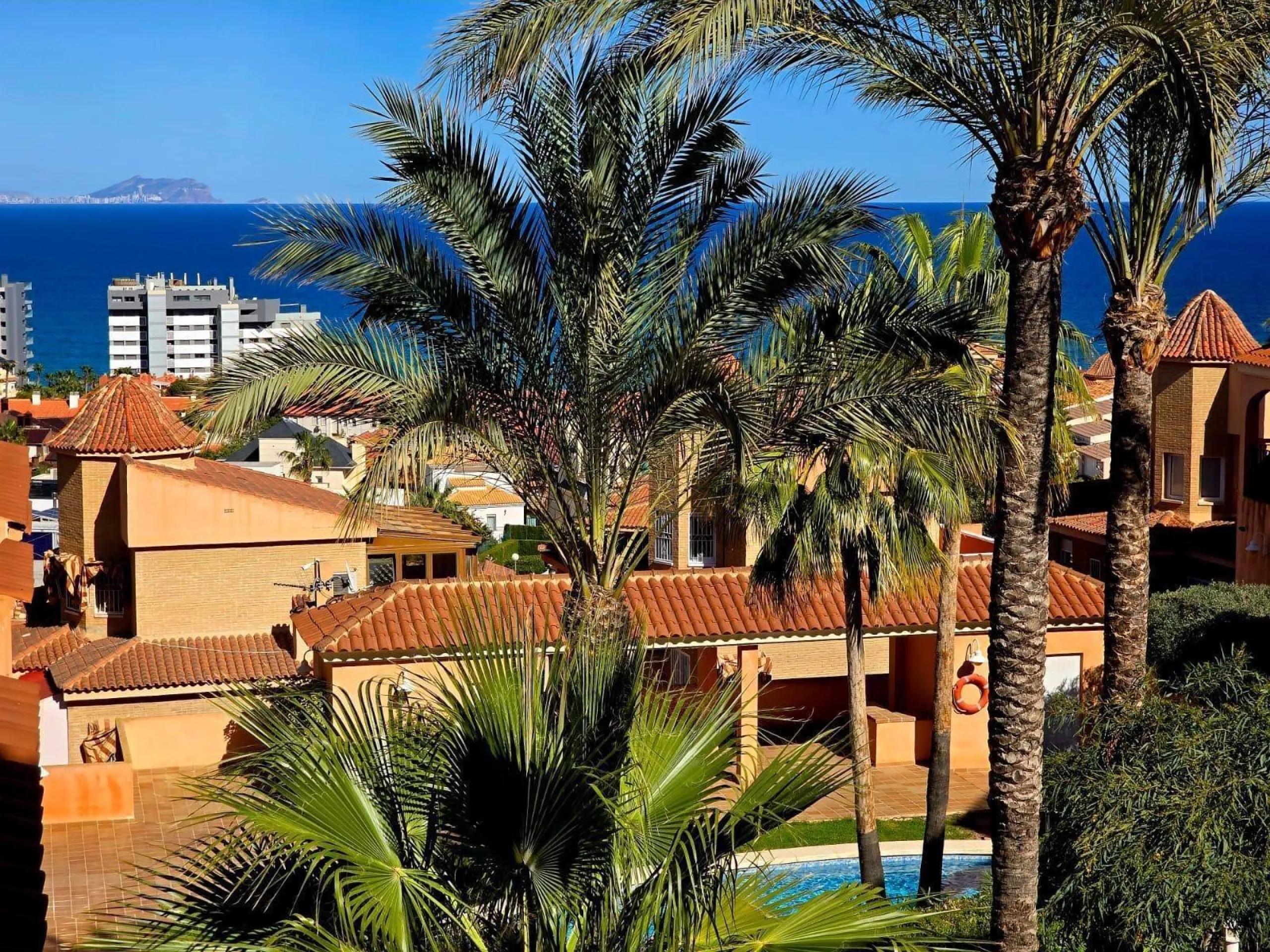 EXCLUSIVO CHALET ADOSADO EN CABO HUERTAS A TAN SOLO 5 MINUTOS DE LA ARENA