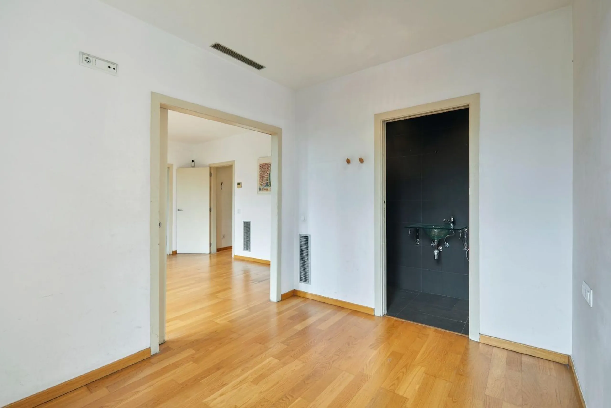 Renovated Charming Apartment in Eixample, Barcelona
