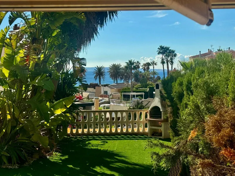 Chalet Pareado con Vistas al Mar en Cabo de las Huertas — Urbanización Exclusiva