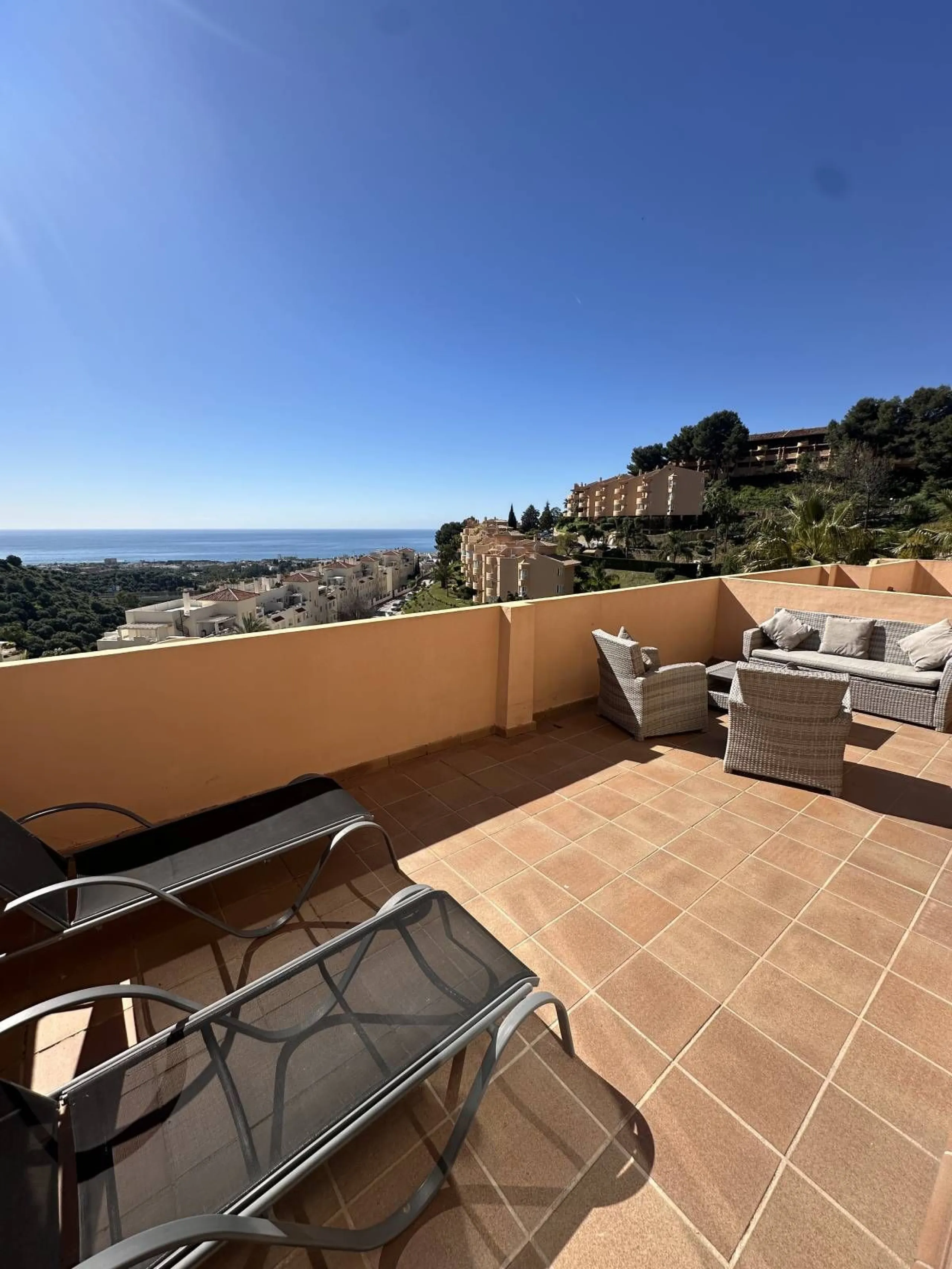 Atemberaubende 2-Zimmer-Wohnung mit Meerblick, privatem Tiefgaragenstellplatz und Abstellraum – Bellavista Hills 2, Calahonda – 349.000 €
