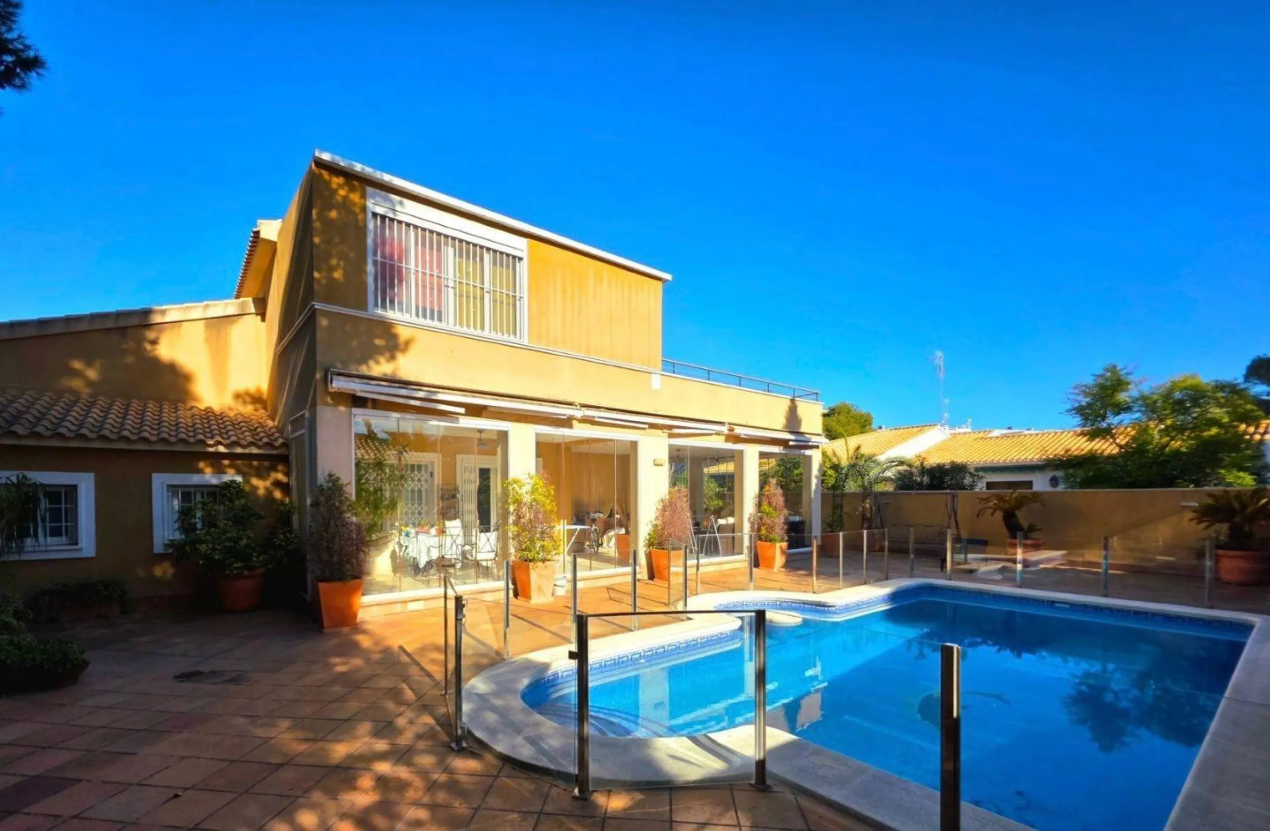 Exclusive house with 5 bedrooms and 3 bathrooms. It has a summer kitchen and private pool. 1 km from the sea.