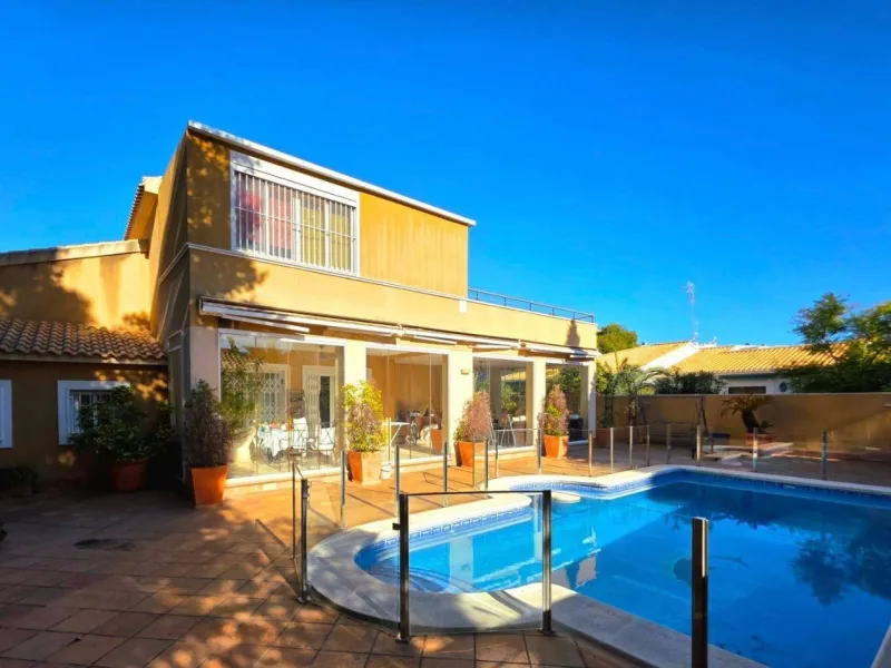 Exclusive house with 5 bedrooms and 3 bathrooms. It has a summer kitchen and private pool. 1 km from the sea.