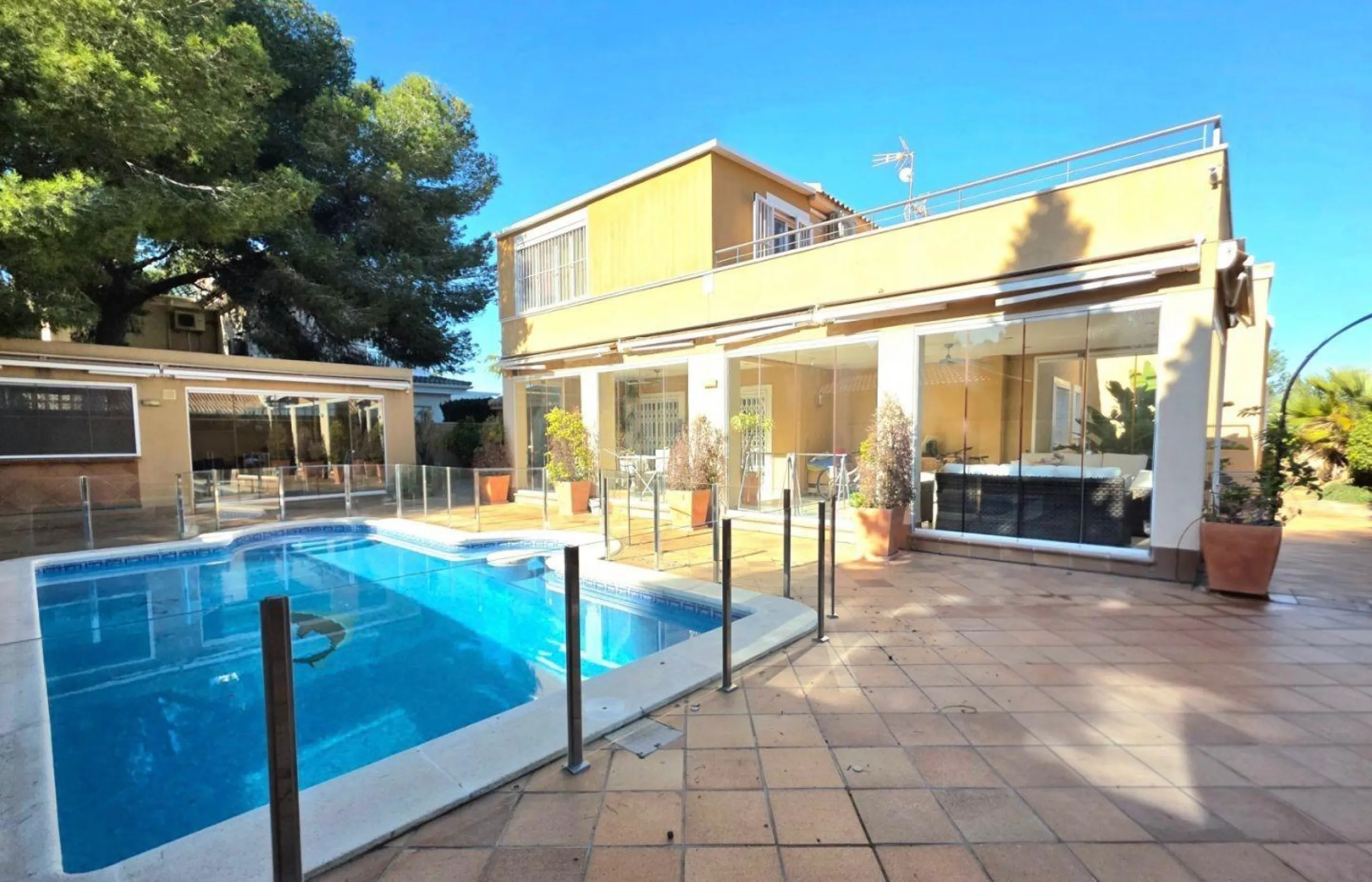 Exclusive house with 5 bedrooms and 3 bathrooms. It has a summer kitchen and private pool. 1 km from the sea.
