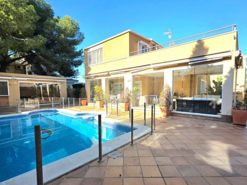 Exclusive house with 5 bedrooms and 3 bathrooms. It has a summer kitchen and private pool. 1 km from the sea.