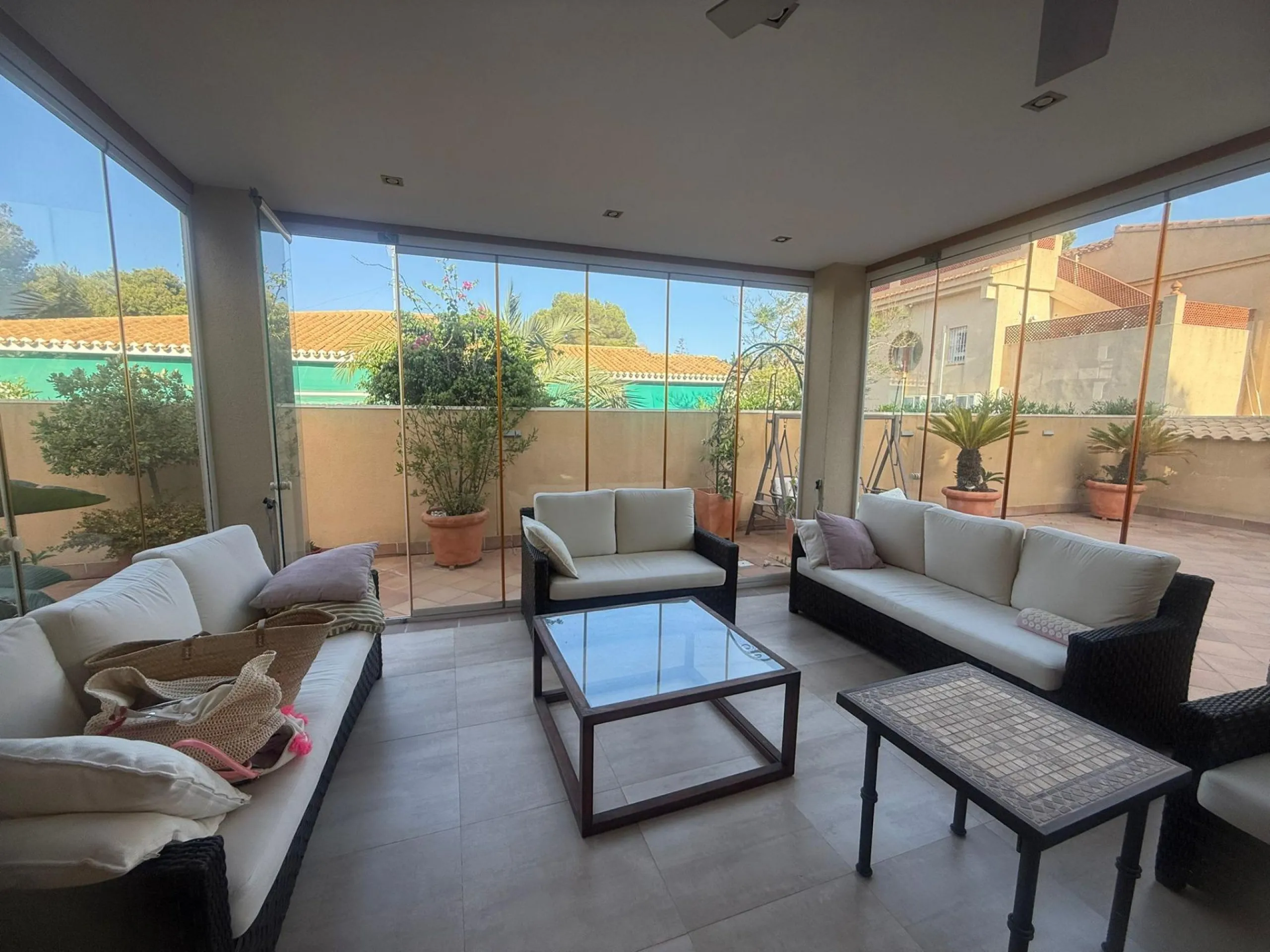 Exclusive house with 5 bedrooms and 3 bathrooms. It has a summer kitchen and private pool. 1 km from the sea.
