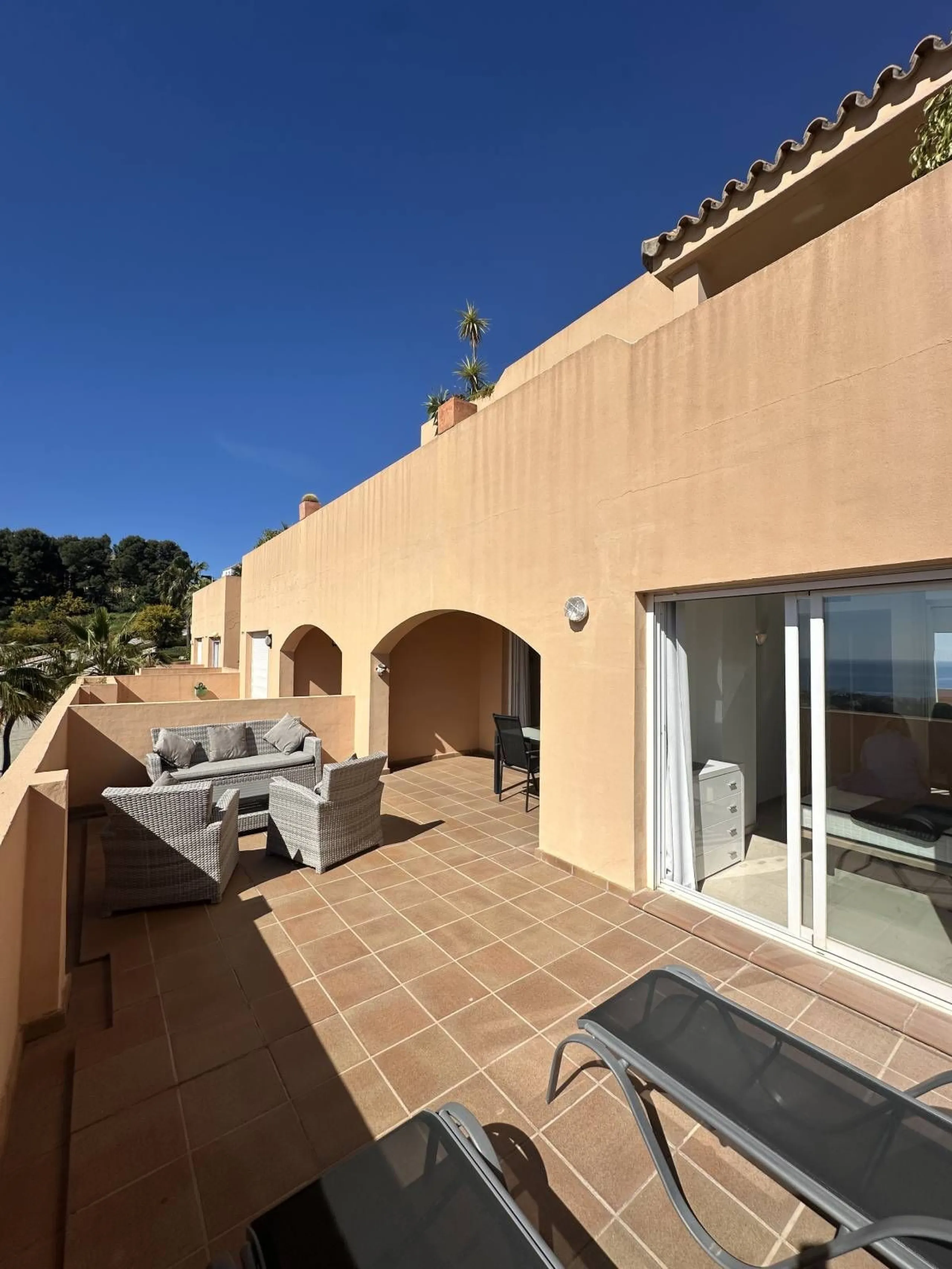 Atemberaubende 2-Zimmer-Wohnung mit Meerblick, privatem Tiefgaragenstellplatz und Abstellraum – Bellavista Hills 2, Calahonda – 349.000 €