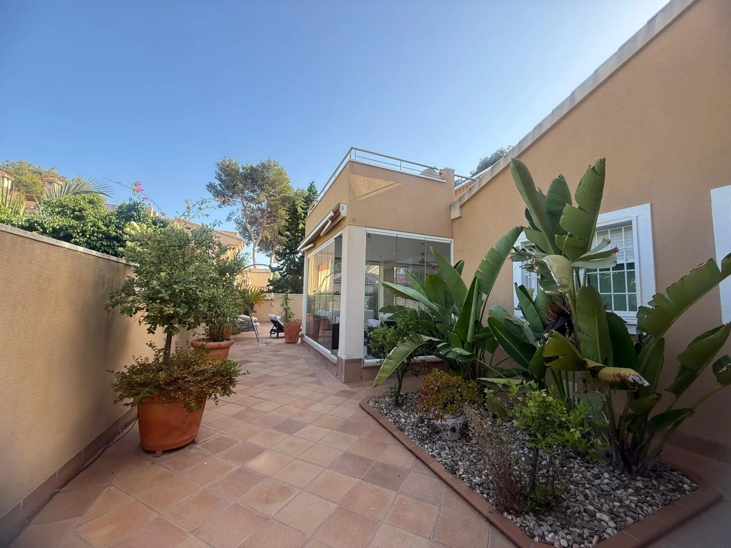 Exclusive house with 5 bedrooms and 3 bathrooms. It has a summer kitchen and private pool. 1 km from the sea.