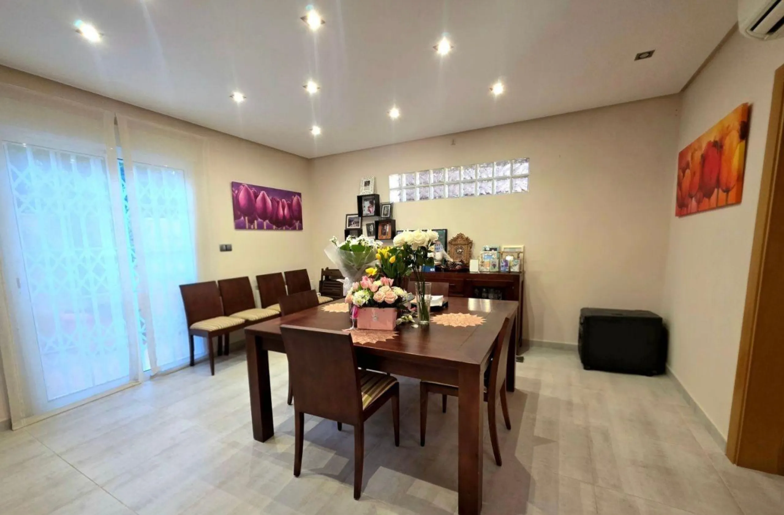 Exclusive house with 5 bedrooms and 3 bathrooms. It has a summer kitchen and private pool. 1 km from the sea.