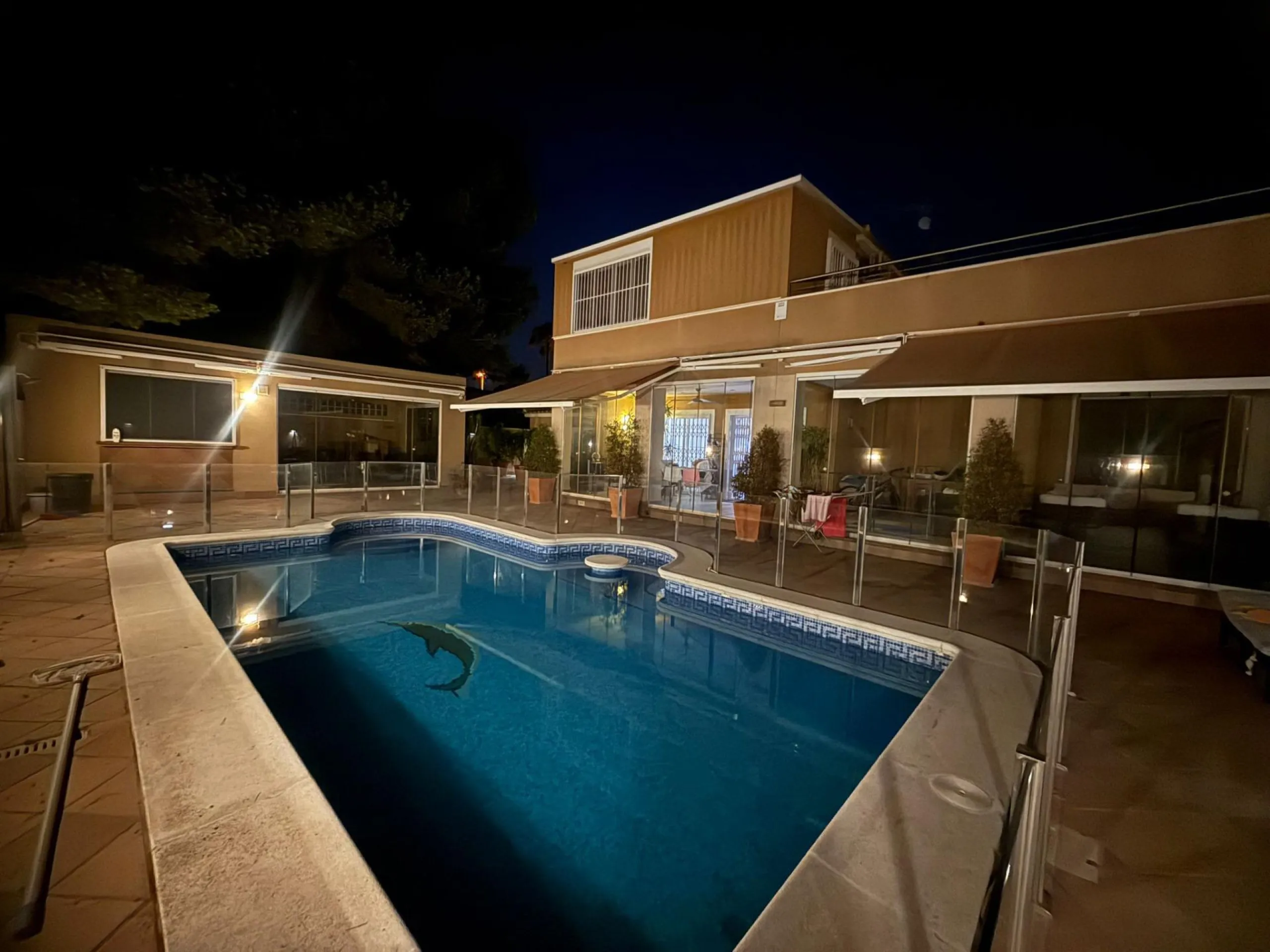 Exclusive house with 5 bedrooms and 3 bathrooms. It has a summer kitchen and private pool. 1 km from the sea.