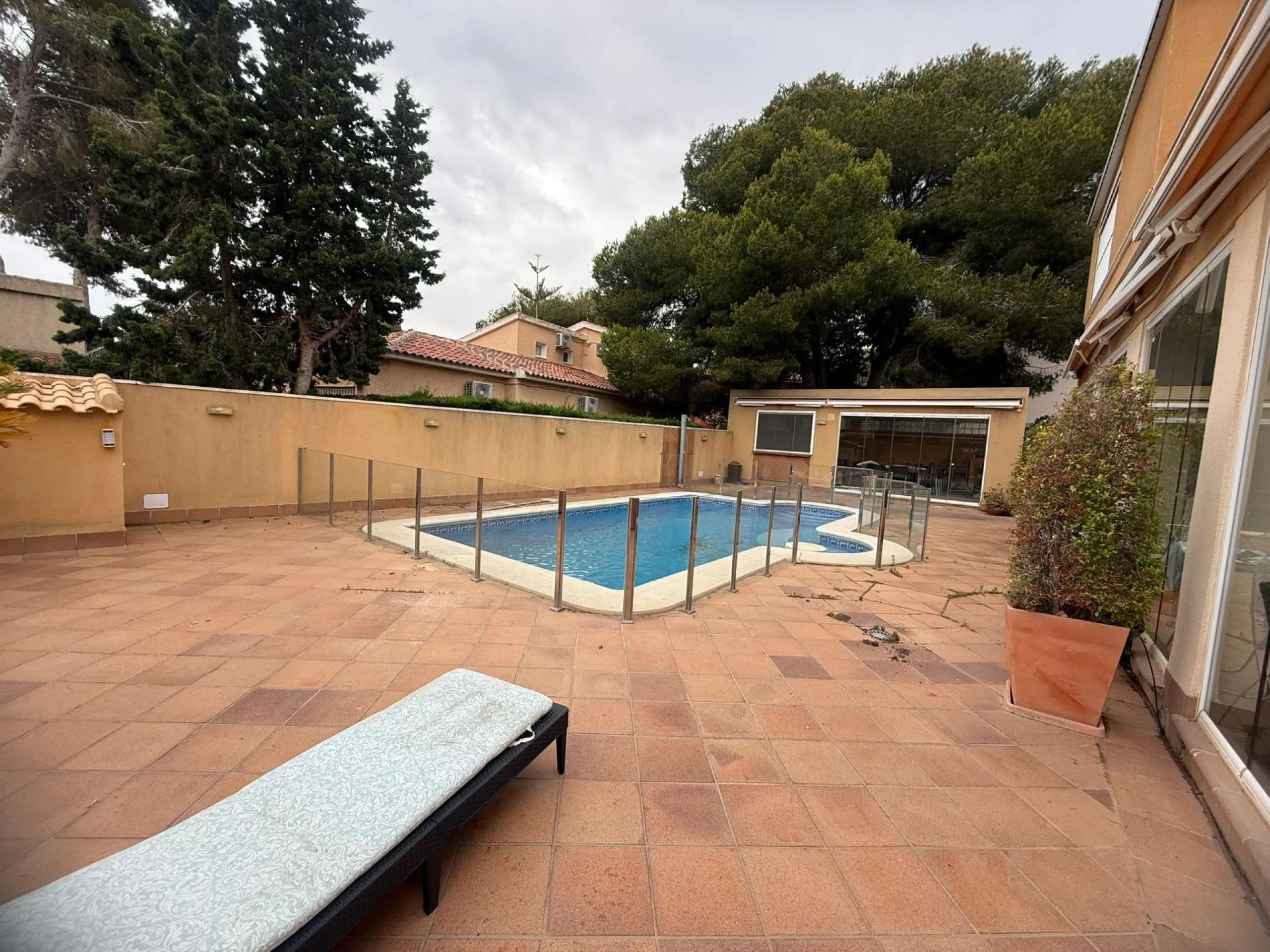 Exclusive house with 5 bedrooms and 3 bathrooms. It has a summer kitchen and private pool. 1 km from the sea.