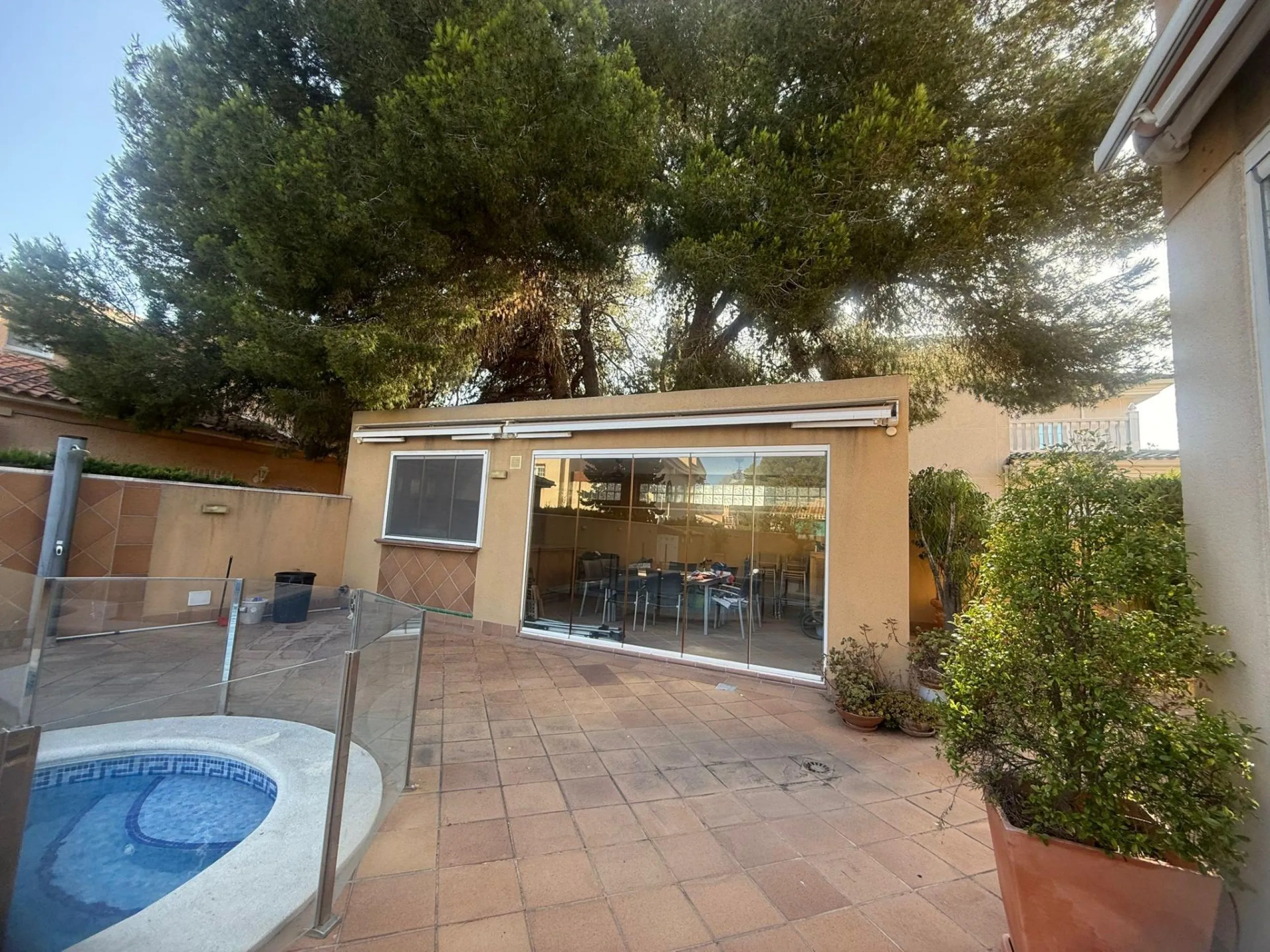 Exclusive house with 5 bedrooms and 3 bathrooms. It has a summer kitchen and private pool. 1 km from the sea.