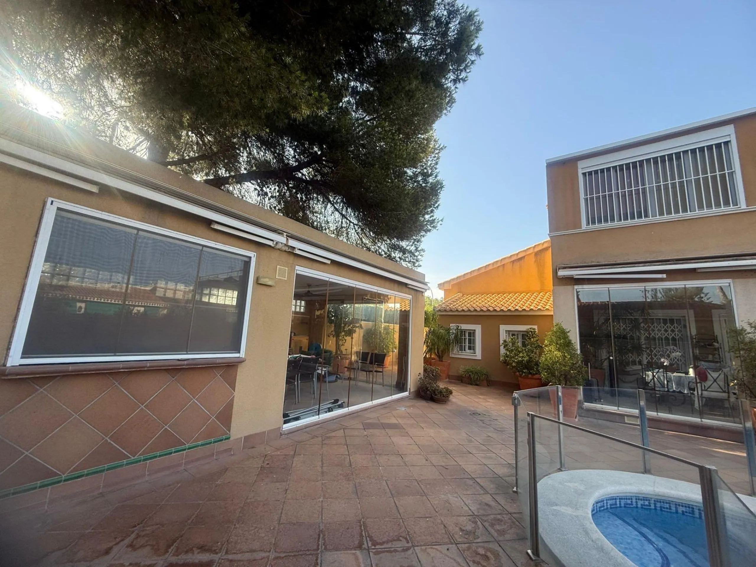 Exclusive house with 5 bedrooms and 3 bathrooms. It has a summer kitchen and private pool. 1 km from the sea.