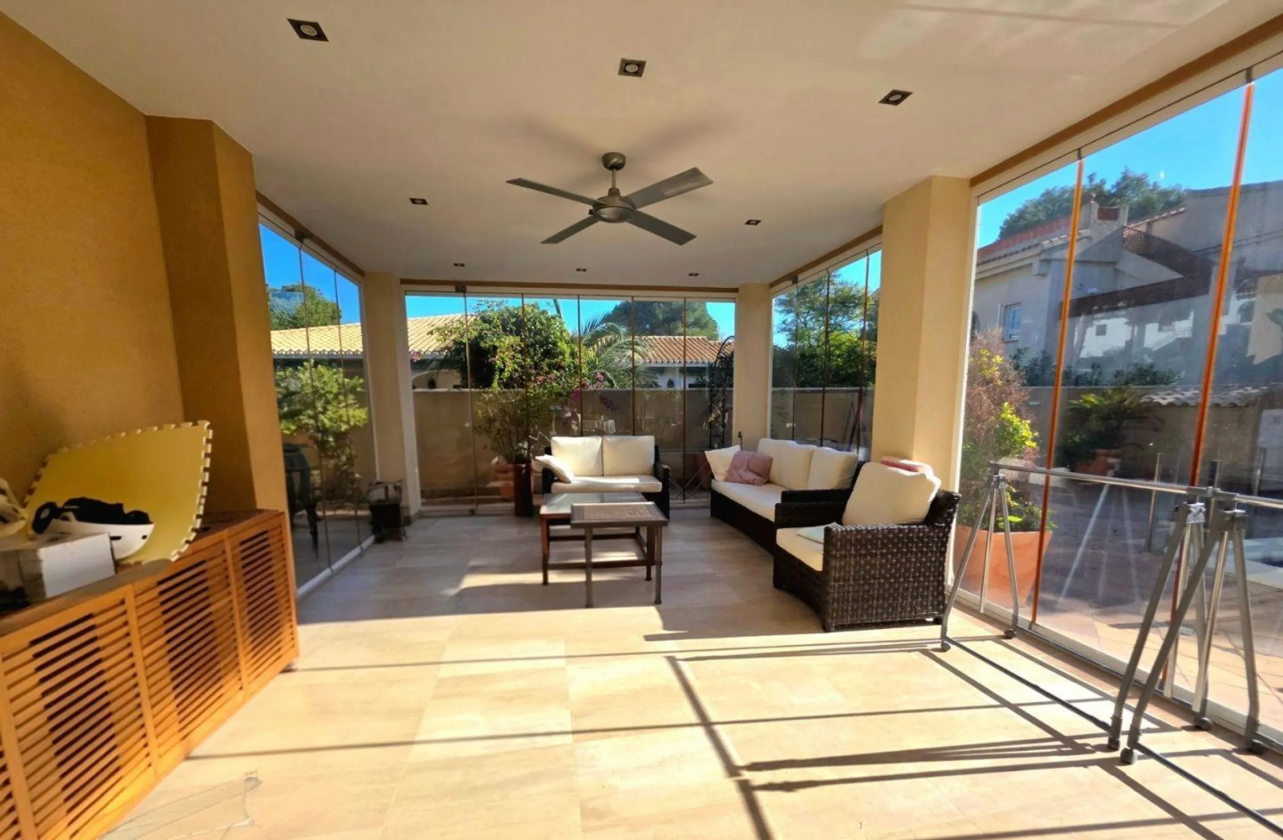 Exclusive house with 5 bedrooms and 3 bathrooms. It has a summer kitchen and private pool. 1 km from the sea.