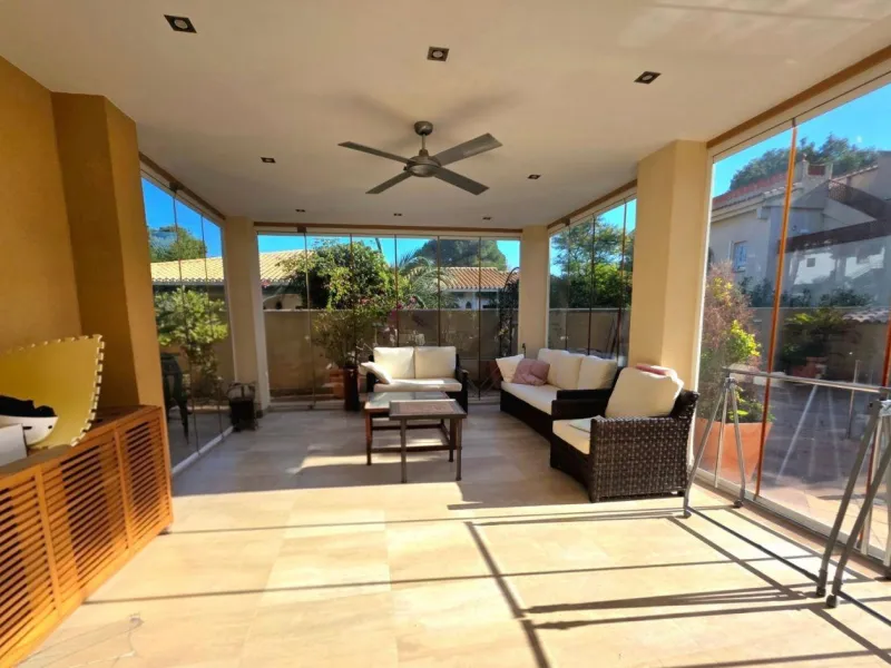 Exclusive house with 5 bedrooms and 3 bathrooms. It has a summer kitchen and private pool. 1 km from the sea.