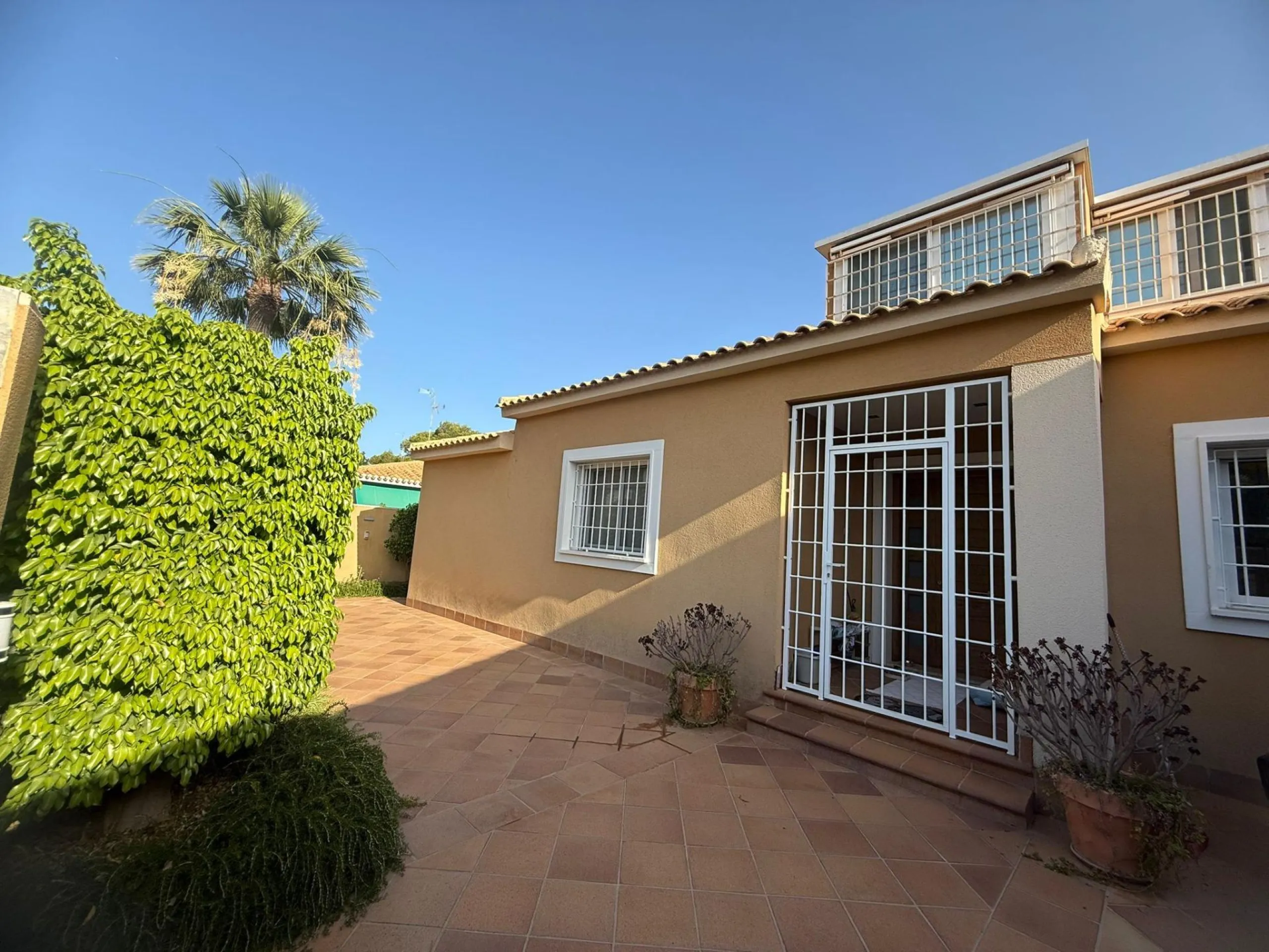 Exclusive house with 5 bedrooms and 3 bathrooms. It has a summer kitchen and private pool. 1 km from the sea.