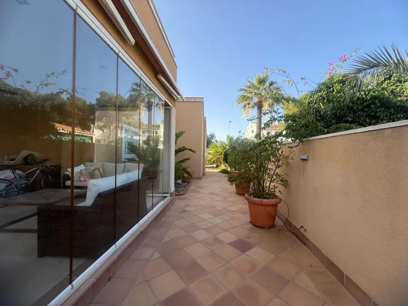 Exclusive house with 5 bedrooms and 3 bathrooms. It has a summer kitchen and private pool. 1 km from the sea.