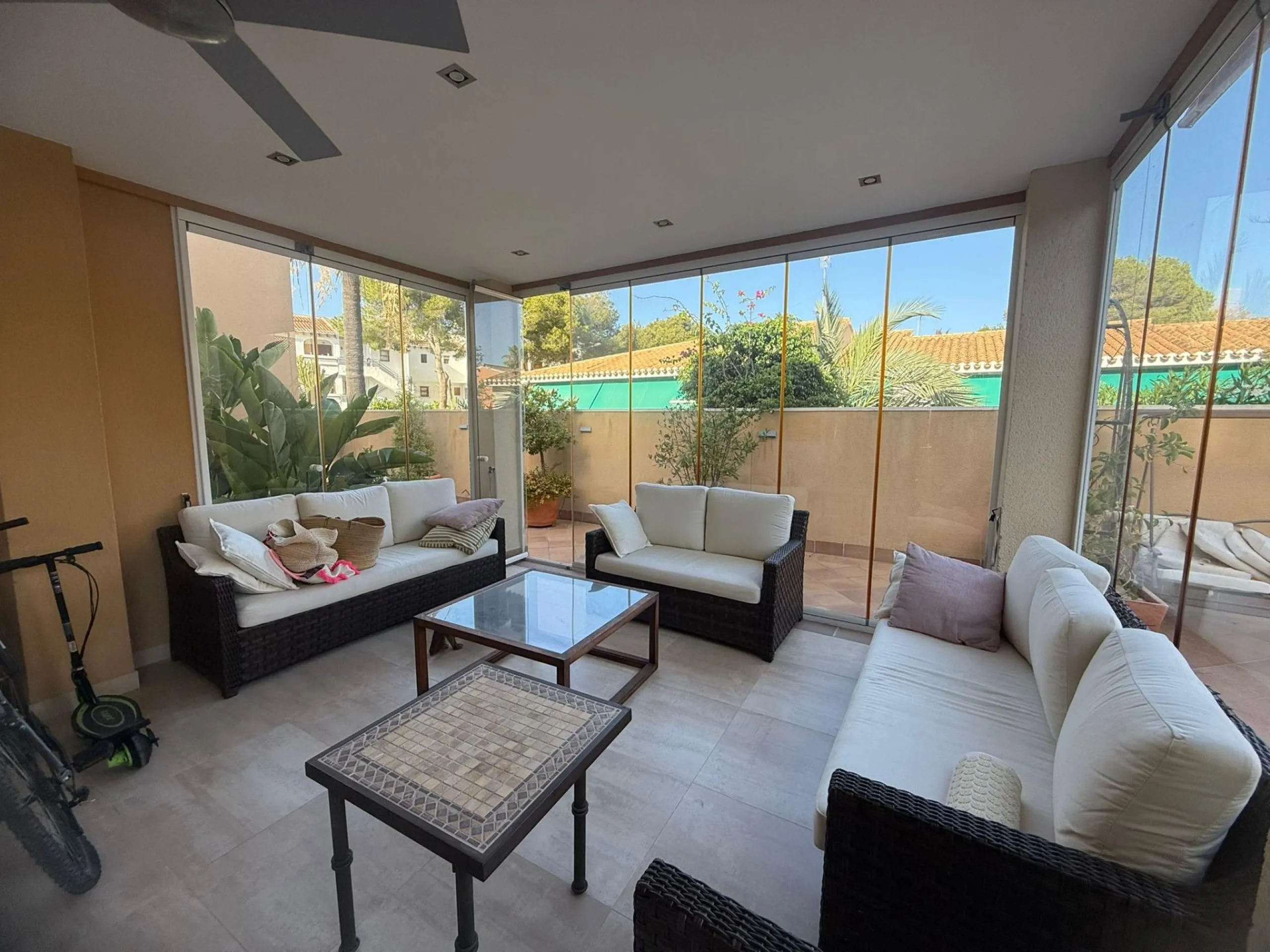 Exclusive house with 5 bedrooms and 3 bathrooms. It has a summer kitchen and private pool. 1 km from the sea.
