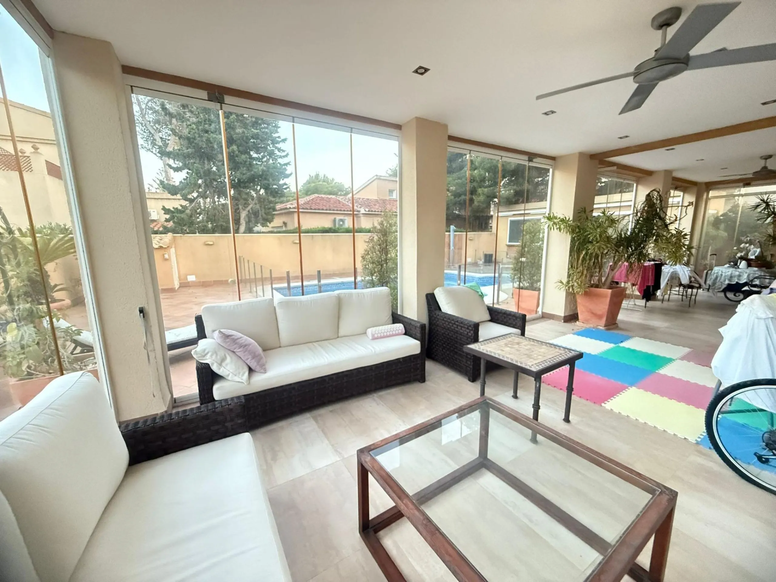 Exclusive house with 5 bedrooms and 3 bathrooms. It has a summer kitchen and private pool. 1 km from the sea.