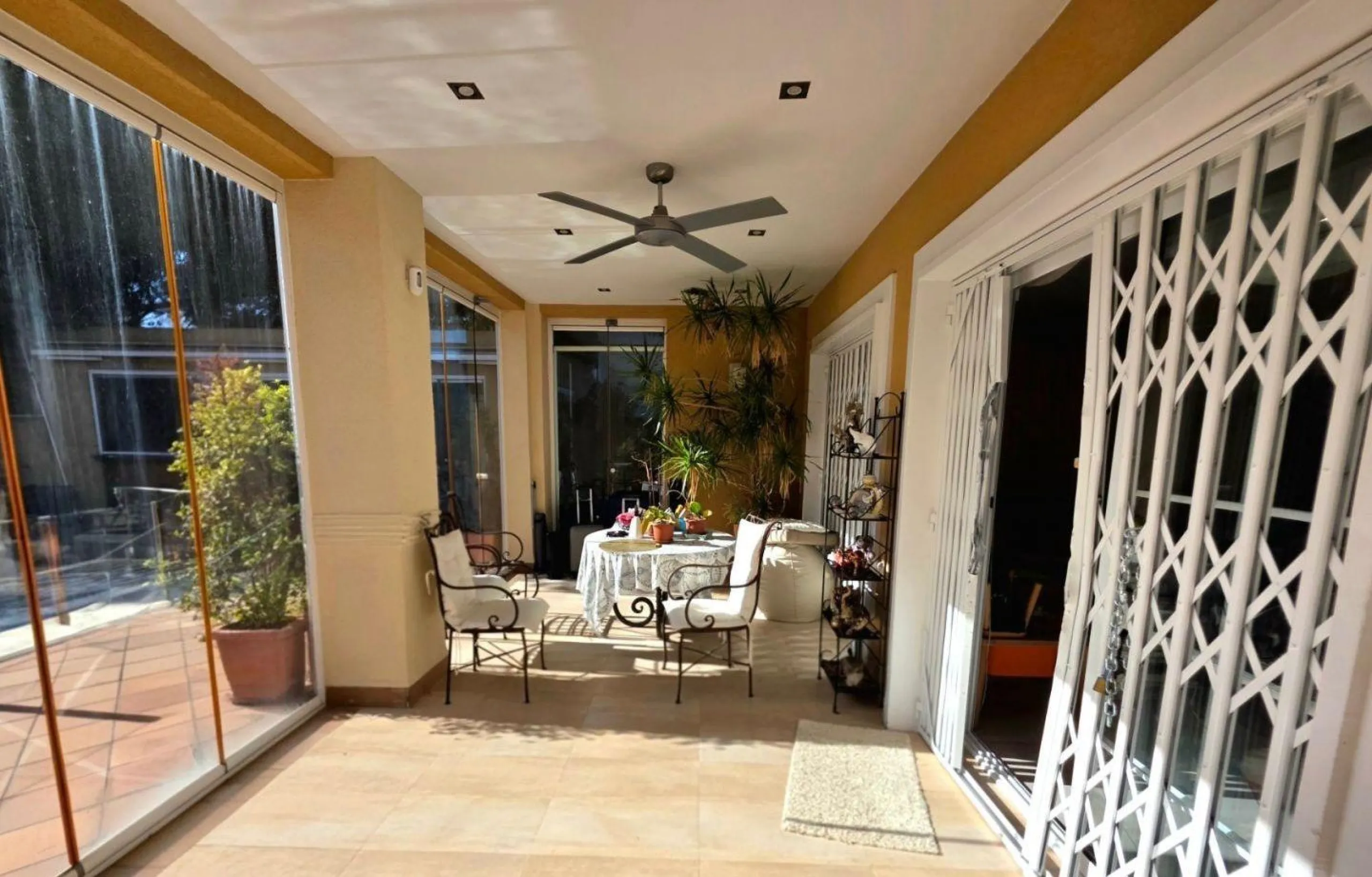 Exclusive house with 5 bedrooms and 3 bathrooms. It has a summer kitchen and private pool. 1 km from the sea.