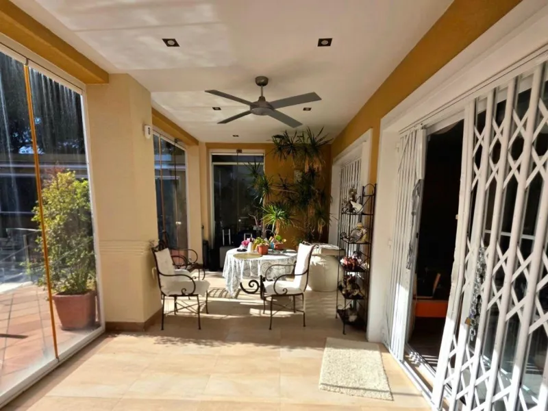 Exclusive house with 5 bedrooms and 3 bathrooms. It has a summer kitchen and private pool. 1 km from the sea.