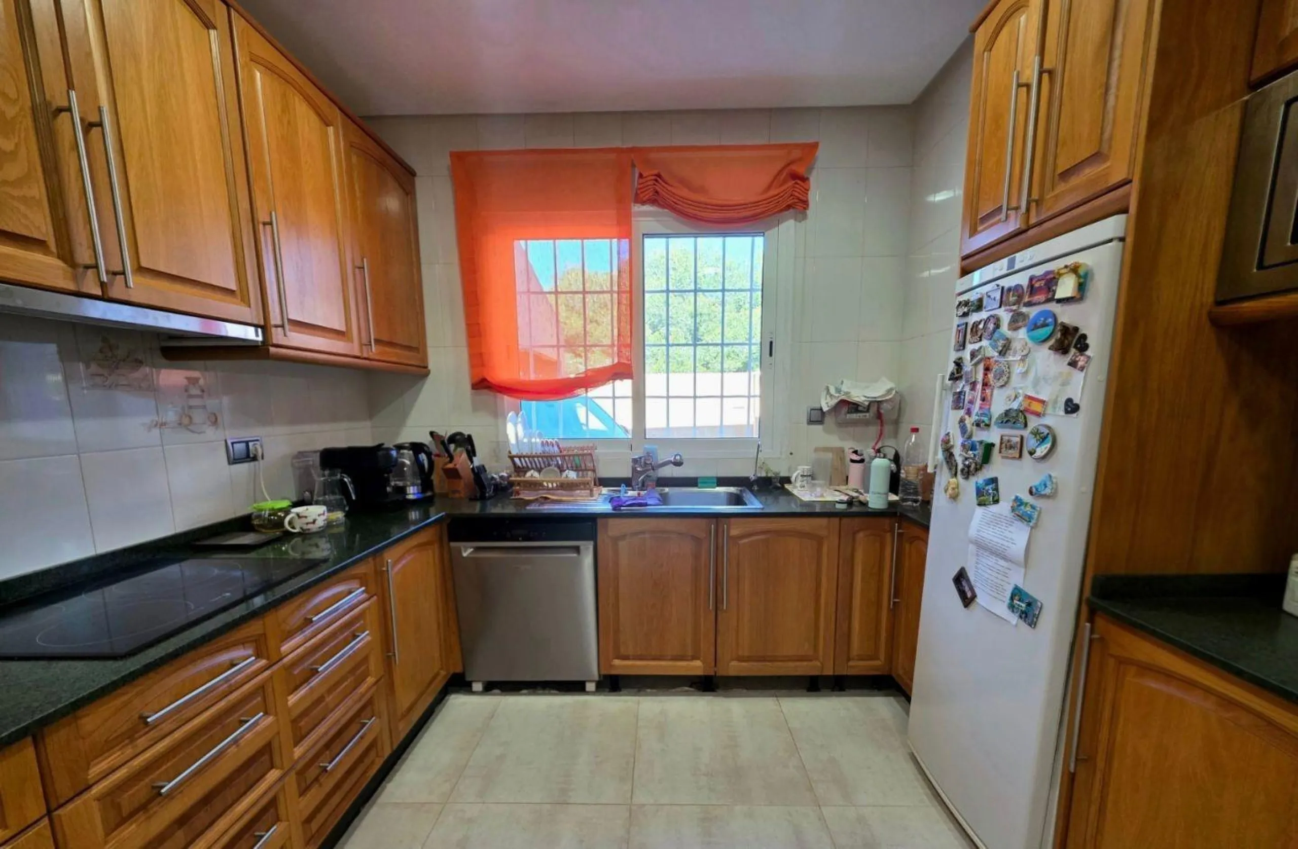 Exclusive house with 5 bedrooms and 3 bathrooms. It has a summer kitchen and private pool. 1 km from the sea.