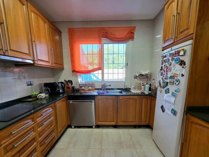 Exclusive house with 5 bedrooms and 3 bathrooms. It has a summer kitchen and private pool. 1 km from the sea.